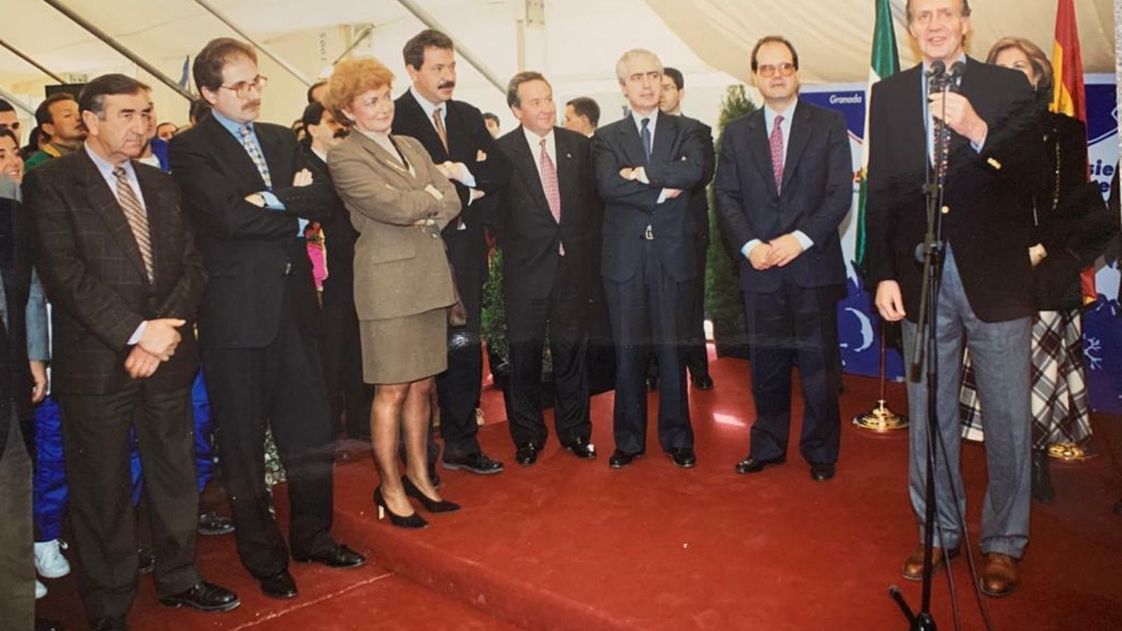 El rey Juan Carlos I da un discurso de motivación a los trabajadores y voluntarios de Sierra Nevada 95 hace hoy justo 25 años