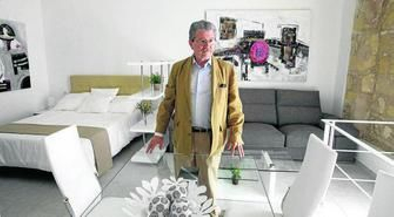 Luis Freyre en el interior de uno de los lofts que forman parte de la primera fase de residencial San Blas, en Jerez.