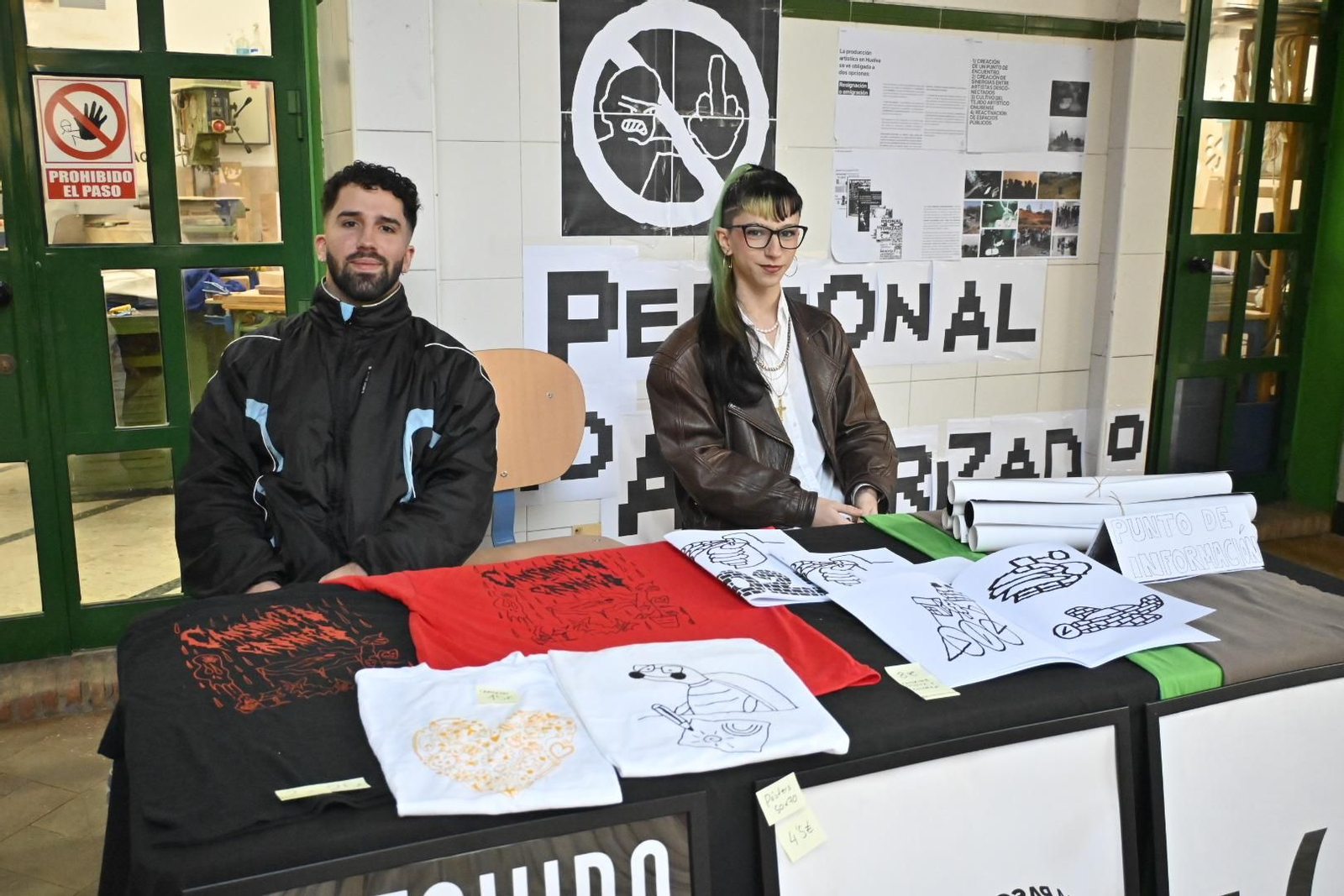 Imágenes del tradicional mercadillo de navidad de la escuela de arte León Ortega