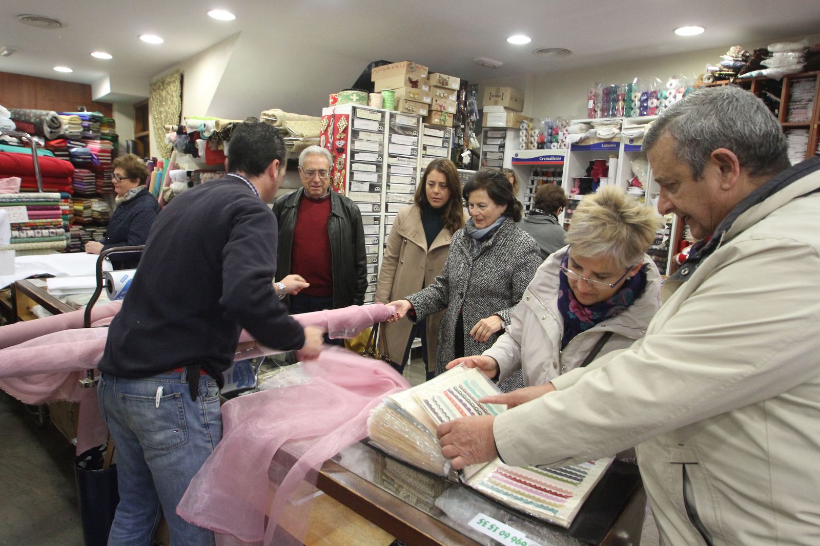 1 y 2. Los comercios de toda la vida reivindican su forma de entender la relación con el cliente con la jornada de mañana en la zona de Francos. 3. Antonio G. Abad, uno de los impulsores de la iniciativa.