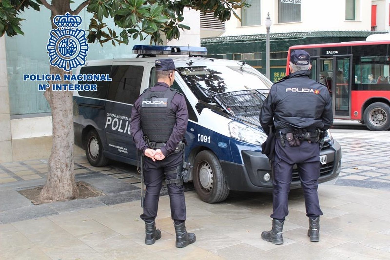 Imagen de dos agentes de la Policía Nacional de Granada.