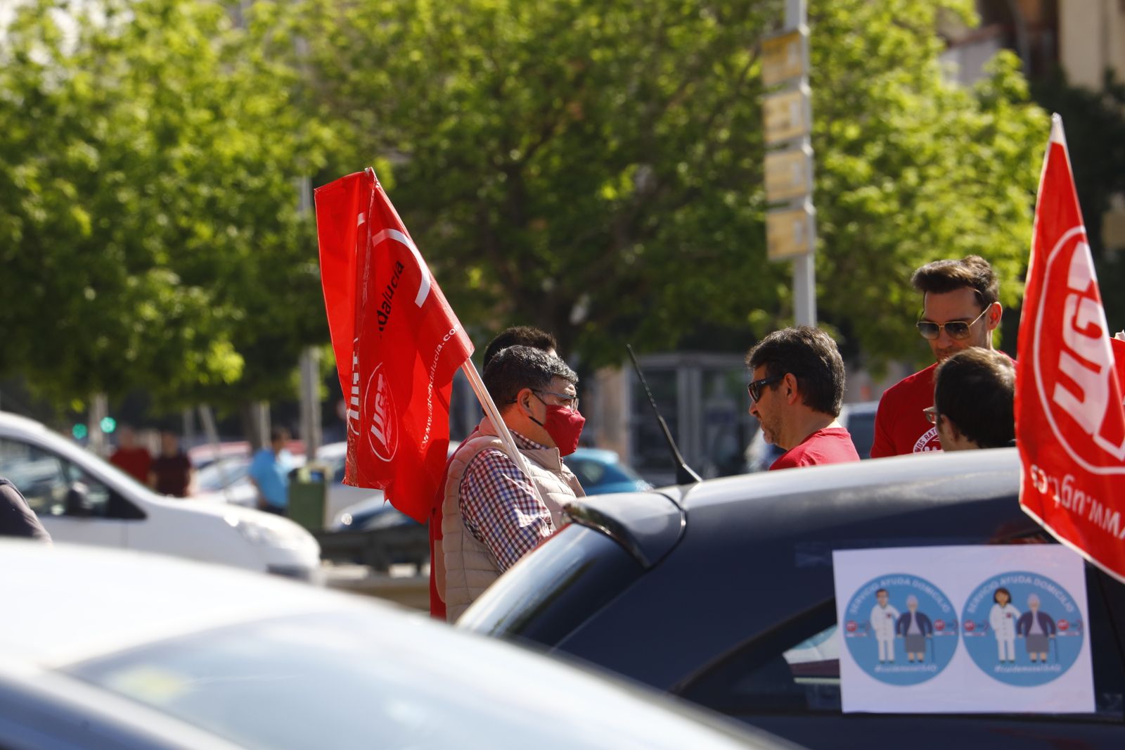 La caravana de coches de UGT en apoyo a las trabajadoras de ayuda a domicilio de Córdoba, en imágenes