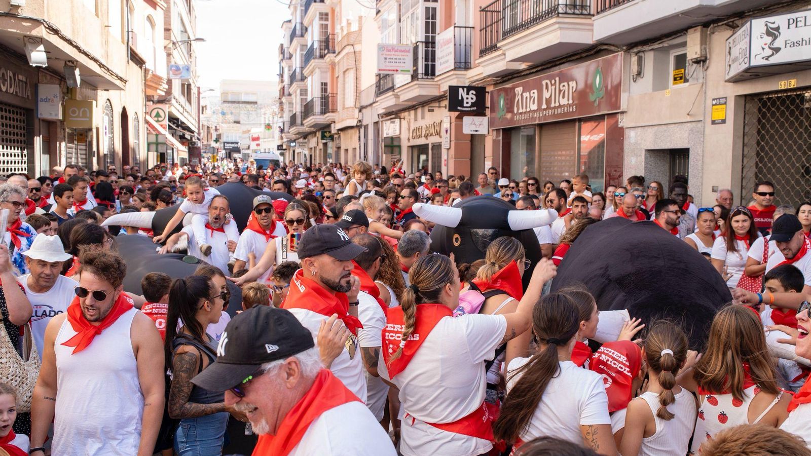 Cientos de personas participaron en el encierro 'San Nicolás de Tolentino' con toros hinchables.