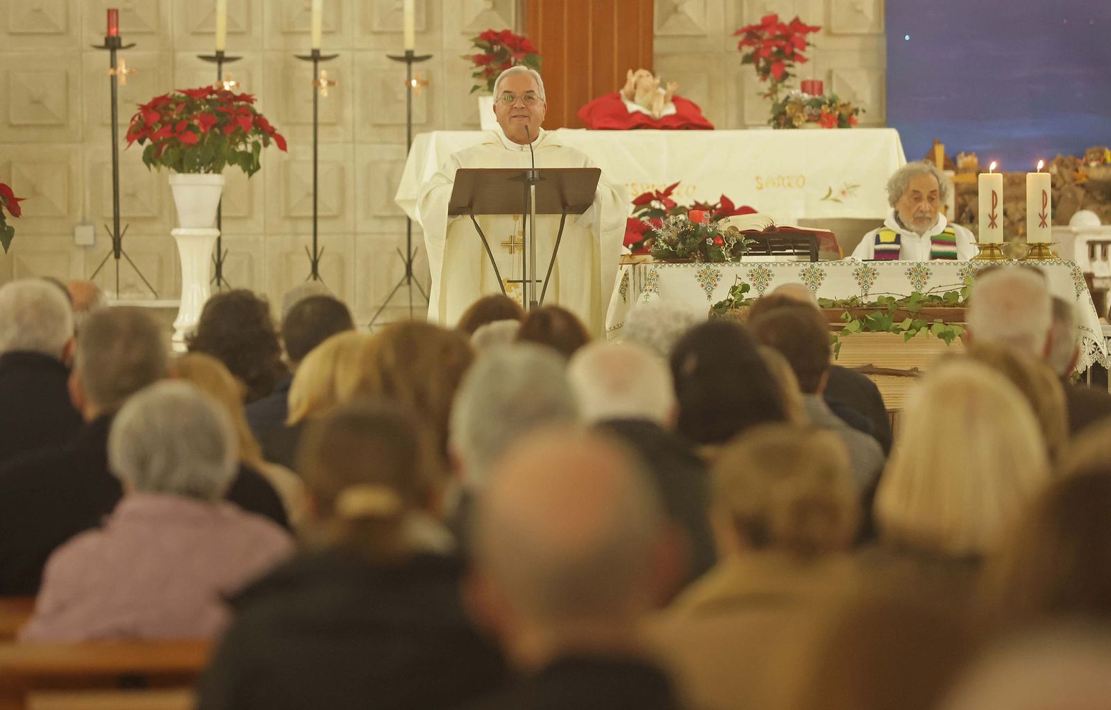 Fotos de la misa conmemorativa de los 50 años de dedicación del padre Pedro a la parroquia y al barrio de La Piñera