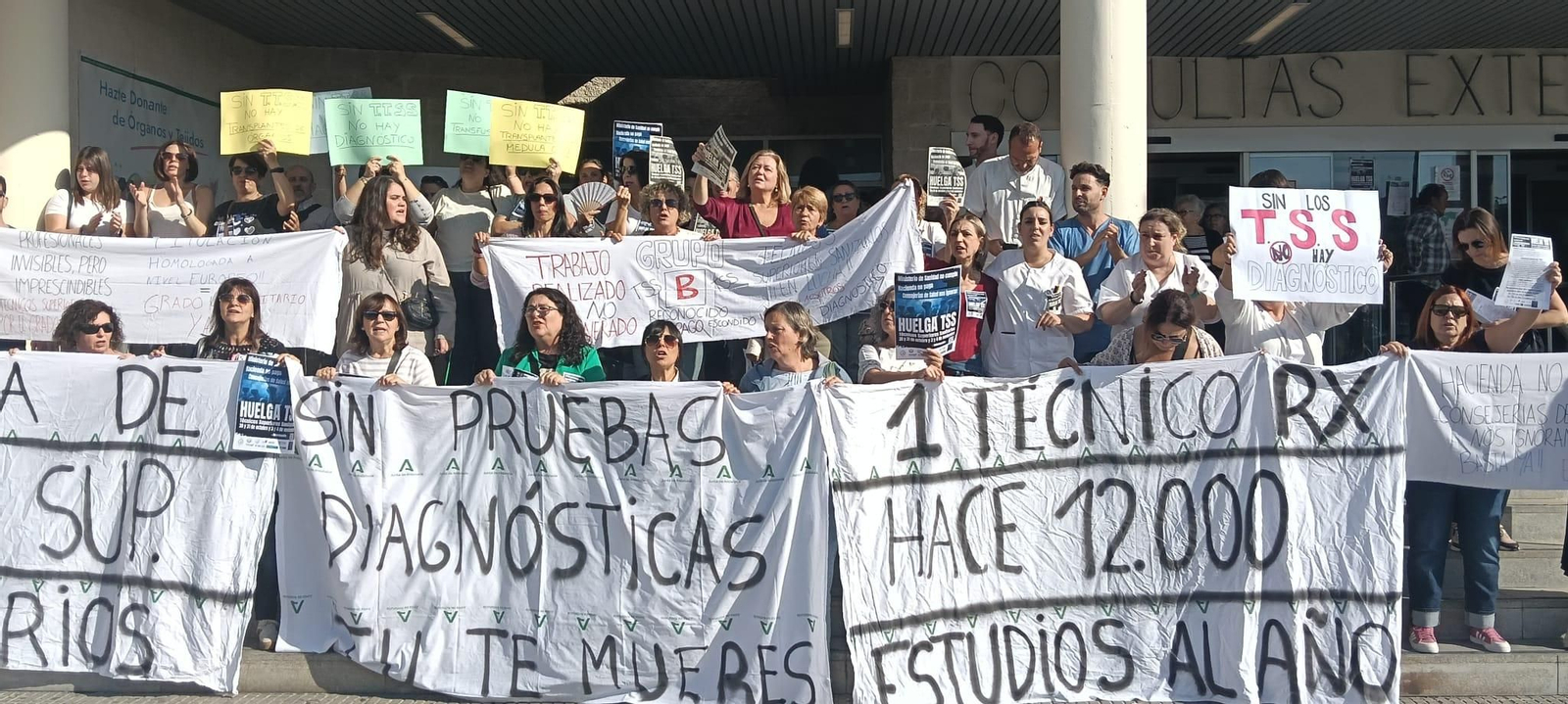 Concentración de los técnicos superiores sanitarios este martes a las puertas del hospital Juan Ramón Jiménez. Concentración de los técnicos superiores sanitarios este martes a las puertas del hospital Juan Ramón Jiménez.