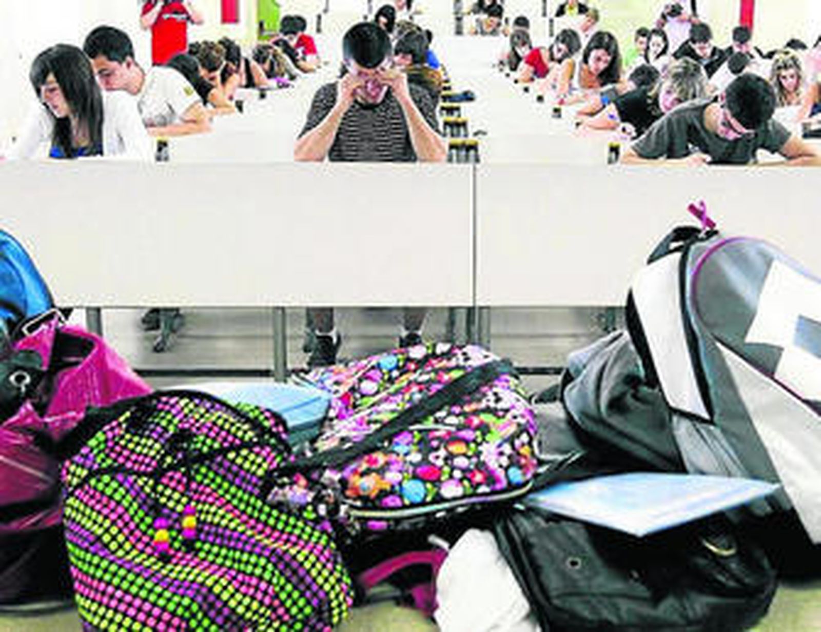 Alumnos examinándose en un aula de la Facultad de Ciencias Económicas y Empresariales de Cádiz.
