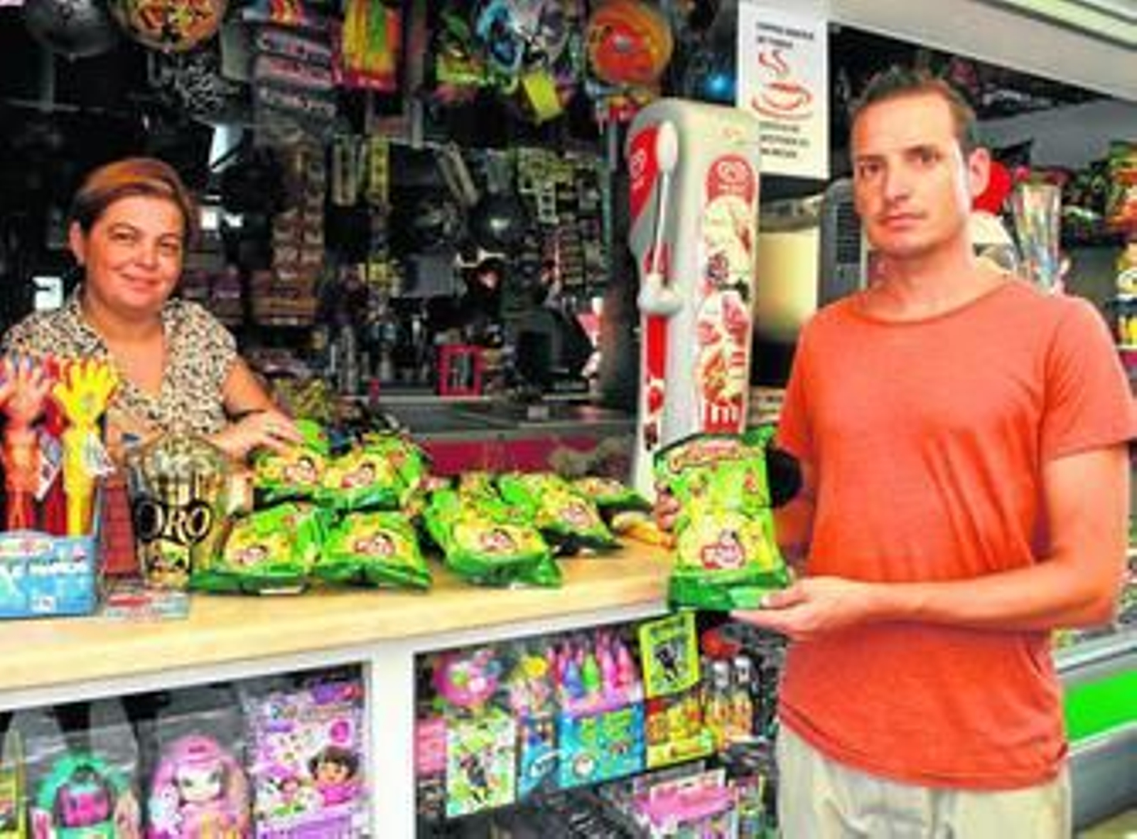 María José y Manuel, en el quiosco que tiene el récord de España en vender bolsas de gusanitos.