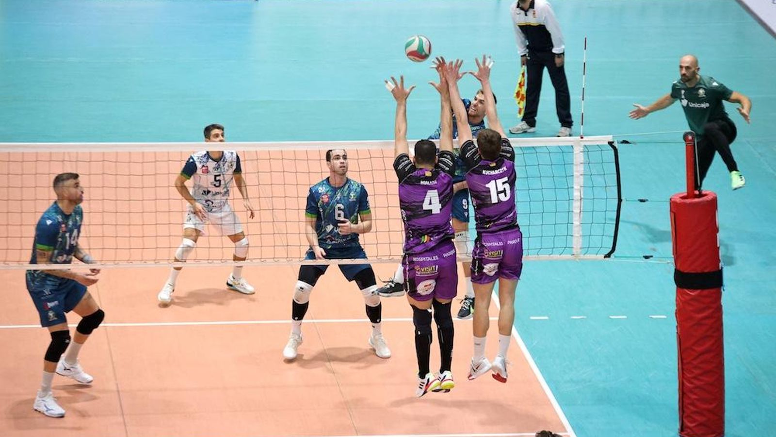 Pepe Villalba realiza un remate durante una acción del encuentro de los ahorradores frente a los baleares.