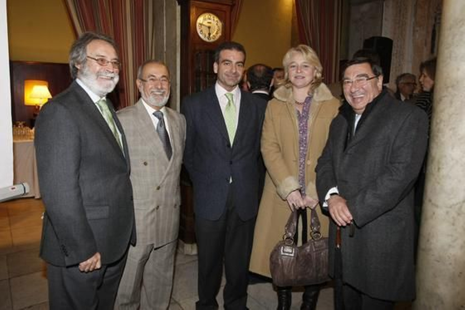 En el centro Sebastián Mora, acompañado del director de Cáritas en Cádiz, Rafael Oliva, y los concejales populares José Macías, Mercedes Colombo y Juan Antonio Guerrero./Fotos:José Braza

Foto: Jose Braza