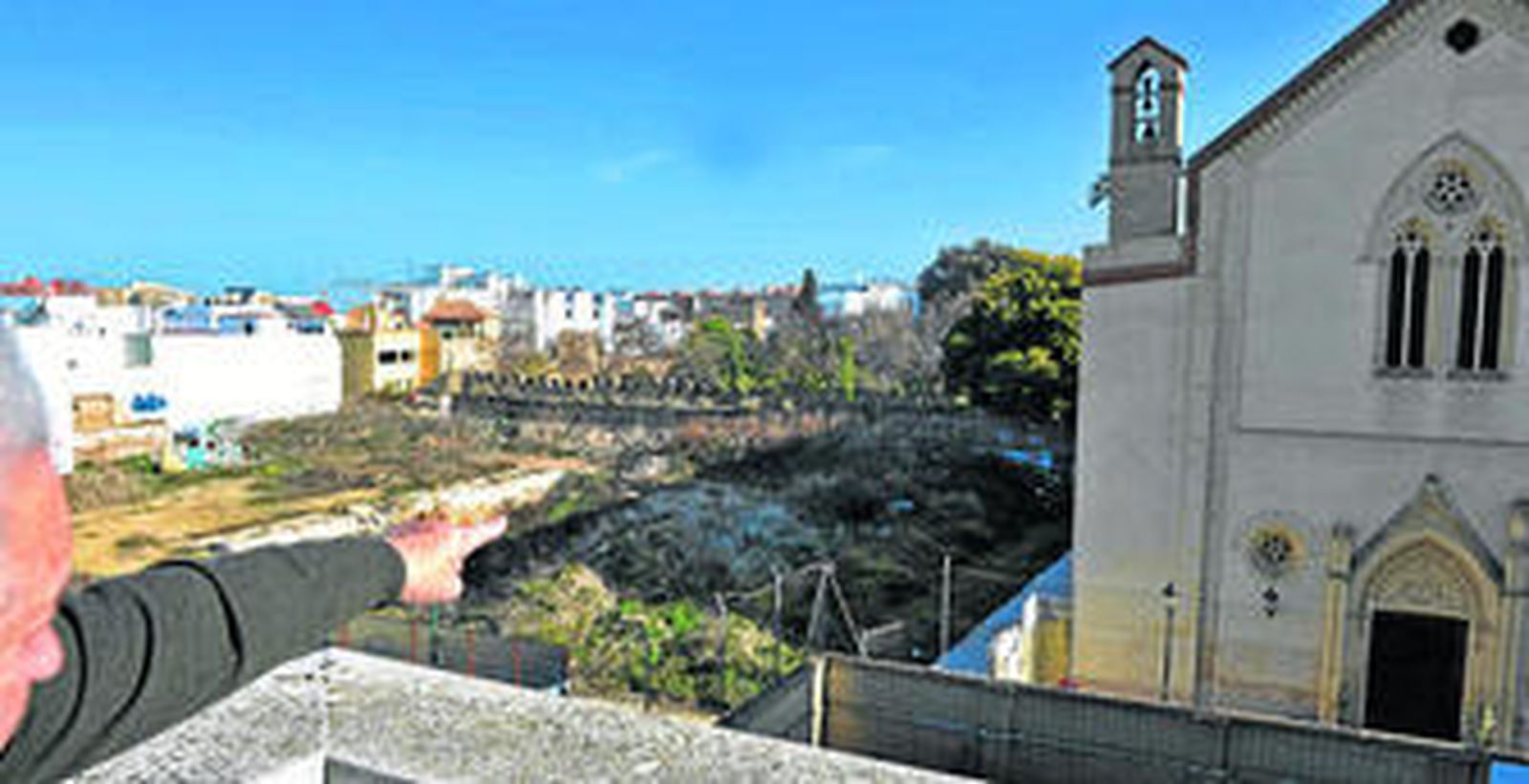 Una vecina muestra el lugar del solar del Valle donde se celebran las fogatas nocturnas.