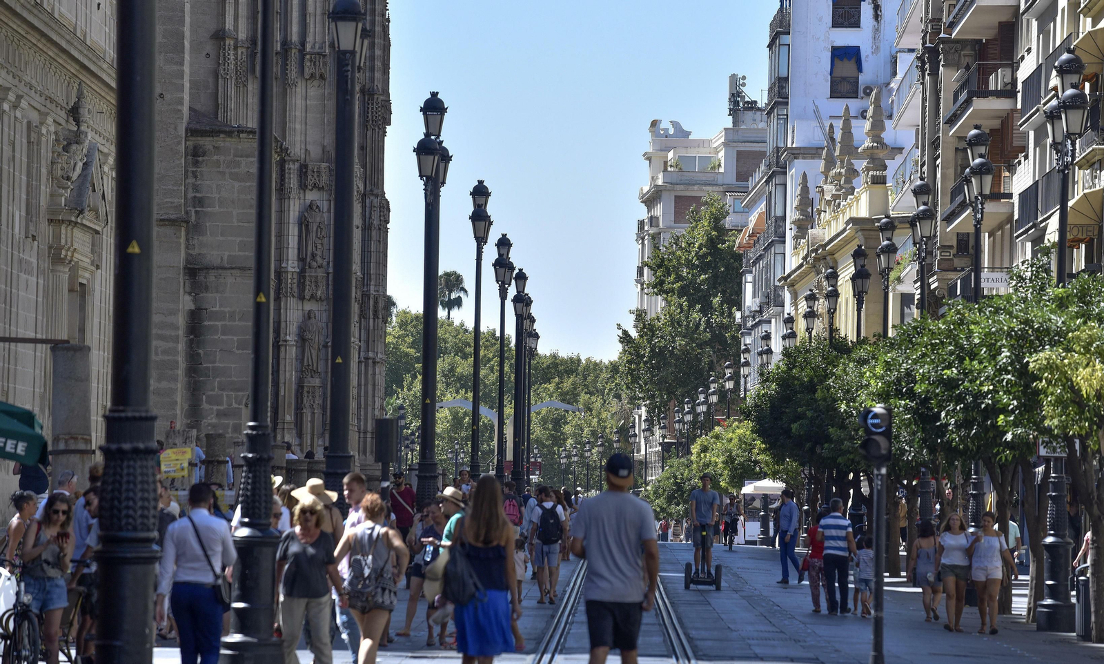 Gente paseando por la Avenida.