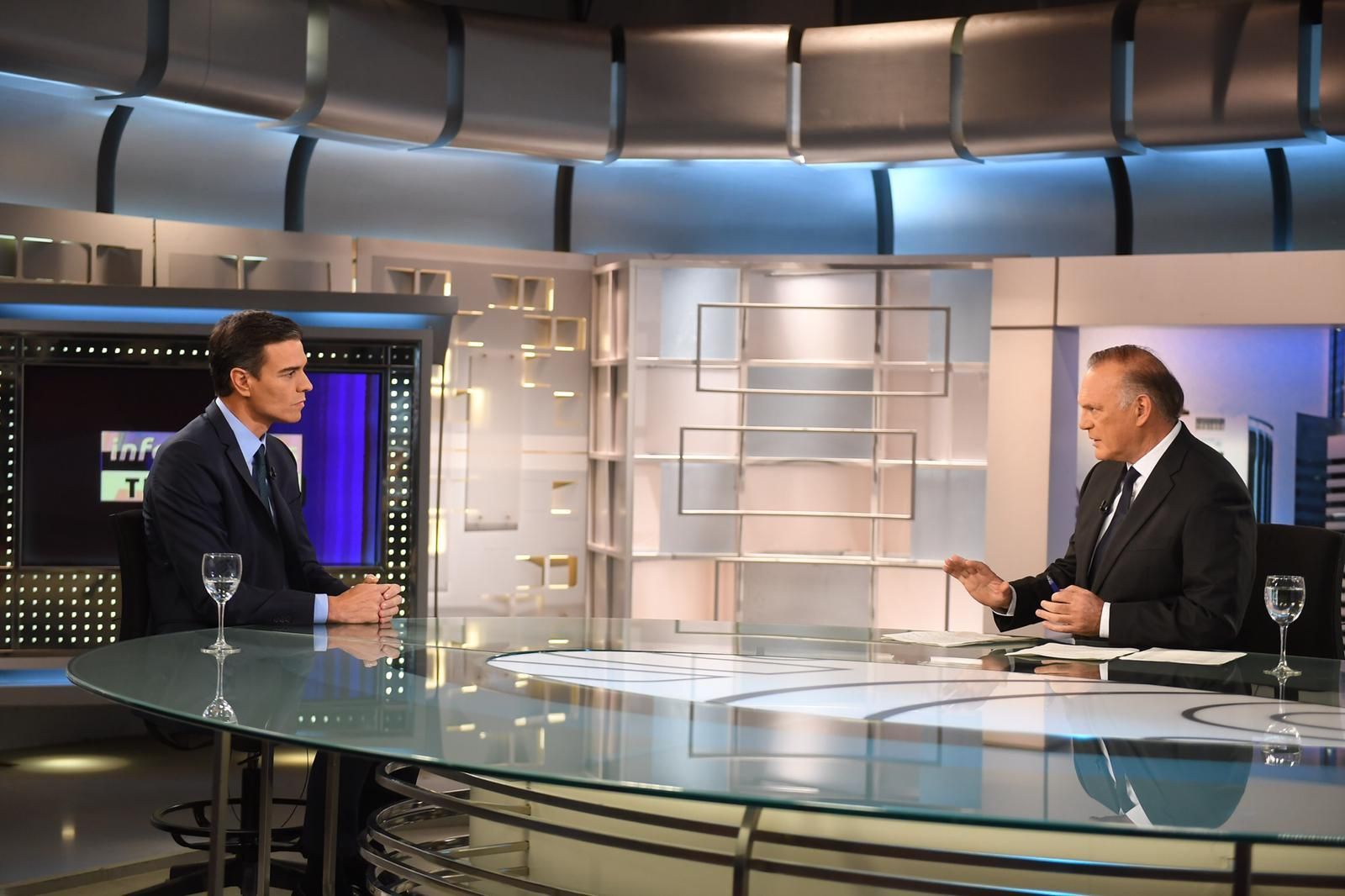 Pedro Sánchez, durante la entrevista en Telecinco con Pedro Piqueras