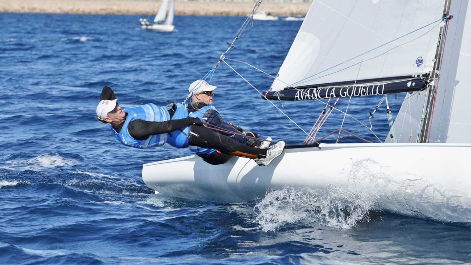 Pepe Ruiz y Fran Martínez, en plena competición en aguas de Torrevieja.