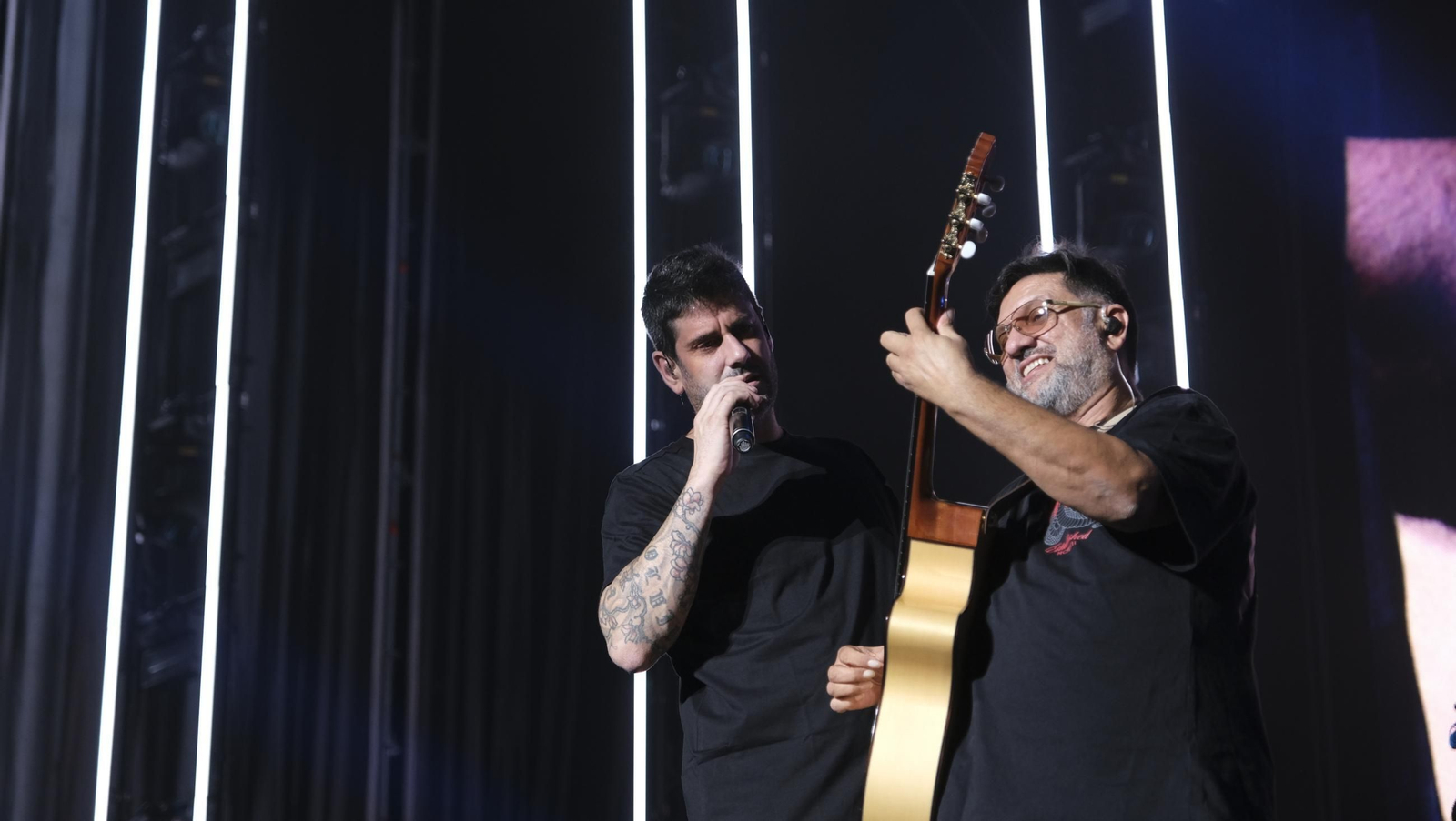 El concierto de Melendi llena de fans la Plaza de Toros de Almería, en imágenes