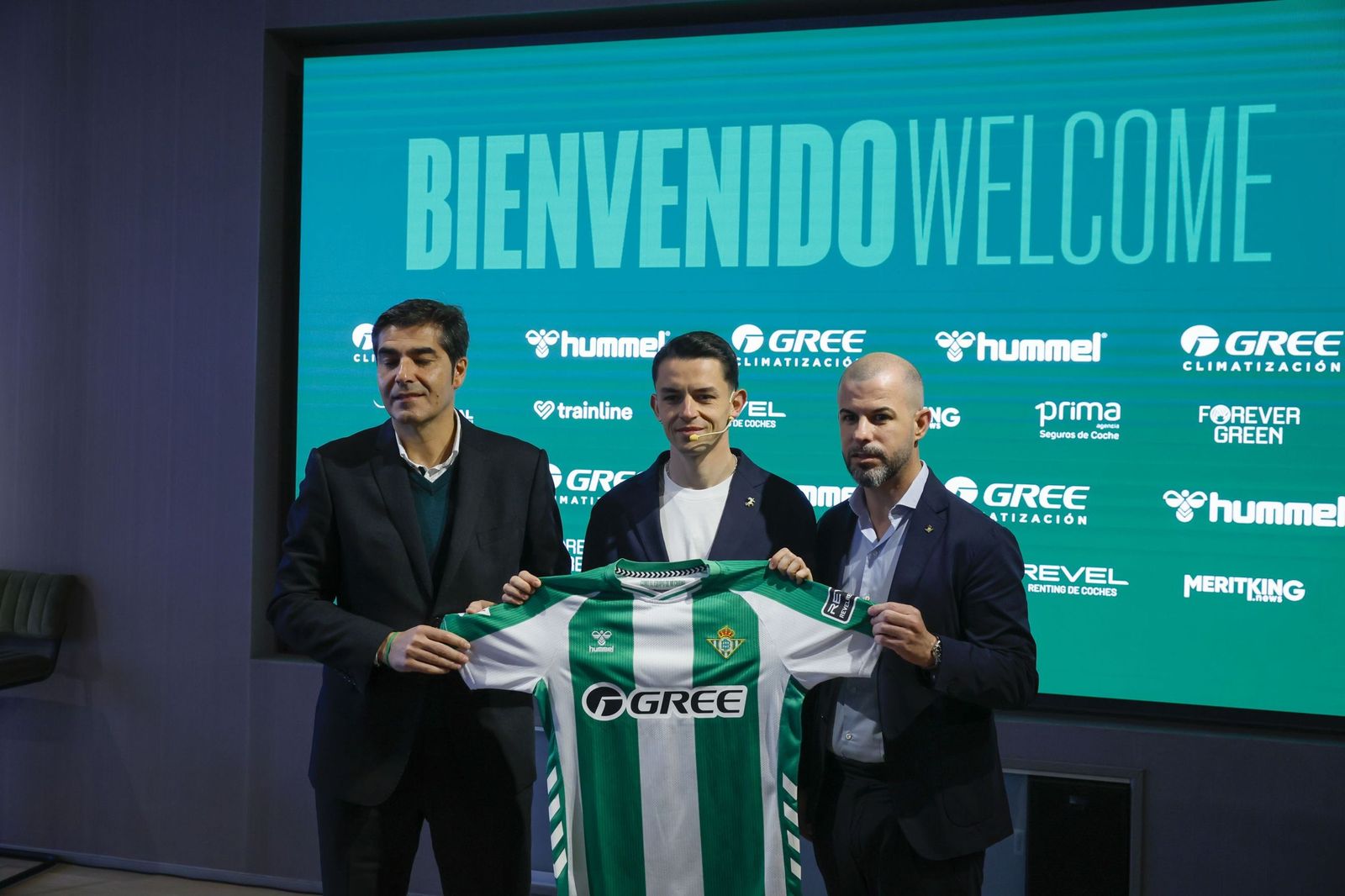 Manu Fajardo y Ángel Haro posan con Álvaro Fidalgo.