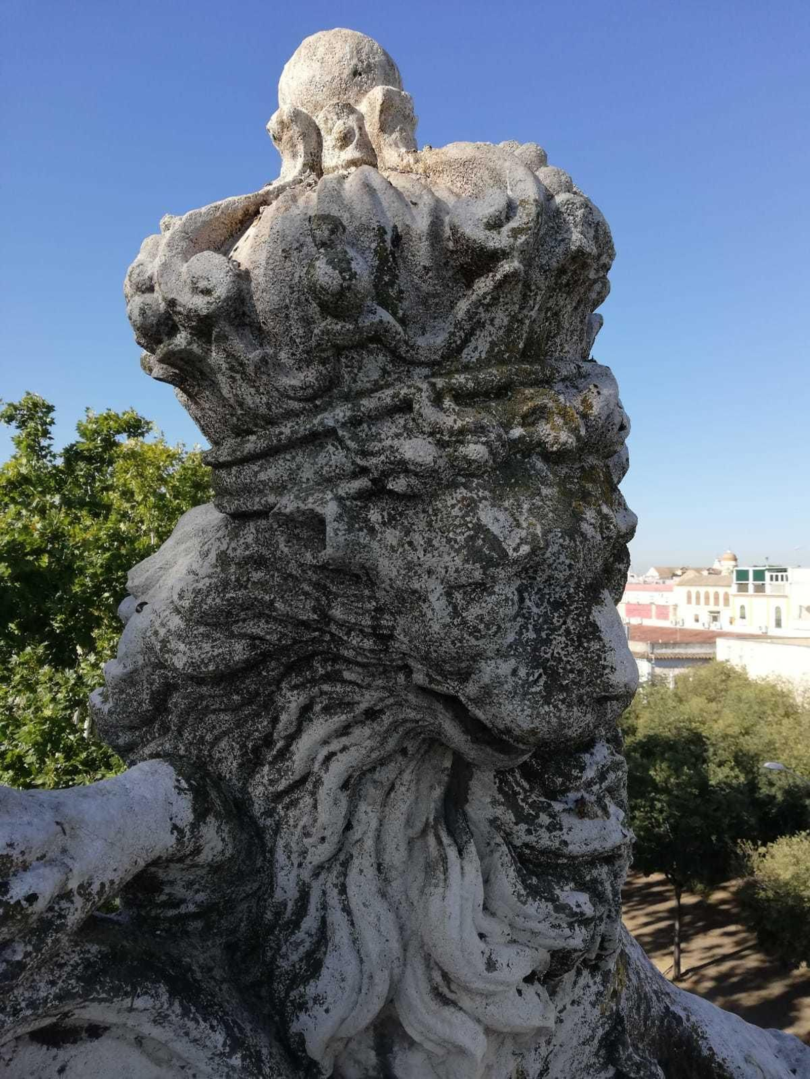 Trabajos de limpieza en los columnas de la Alameda de Hércules