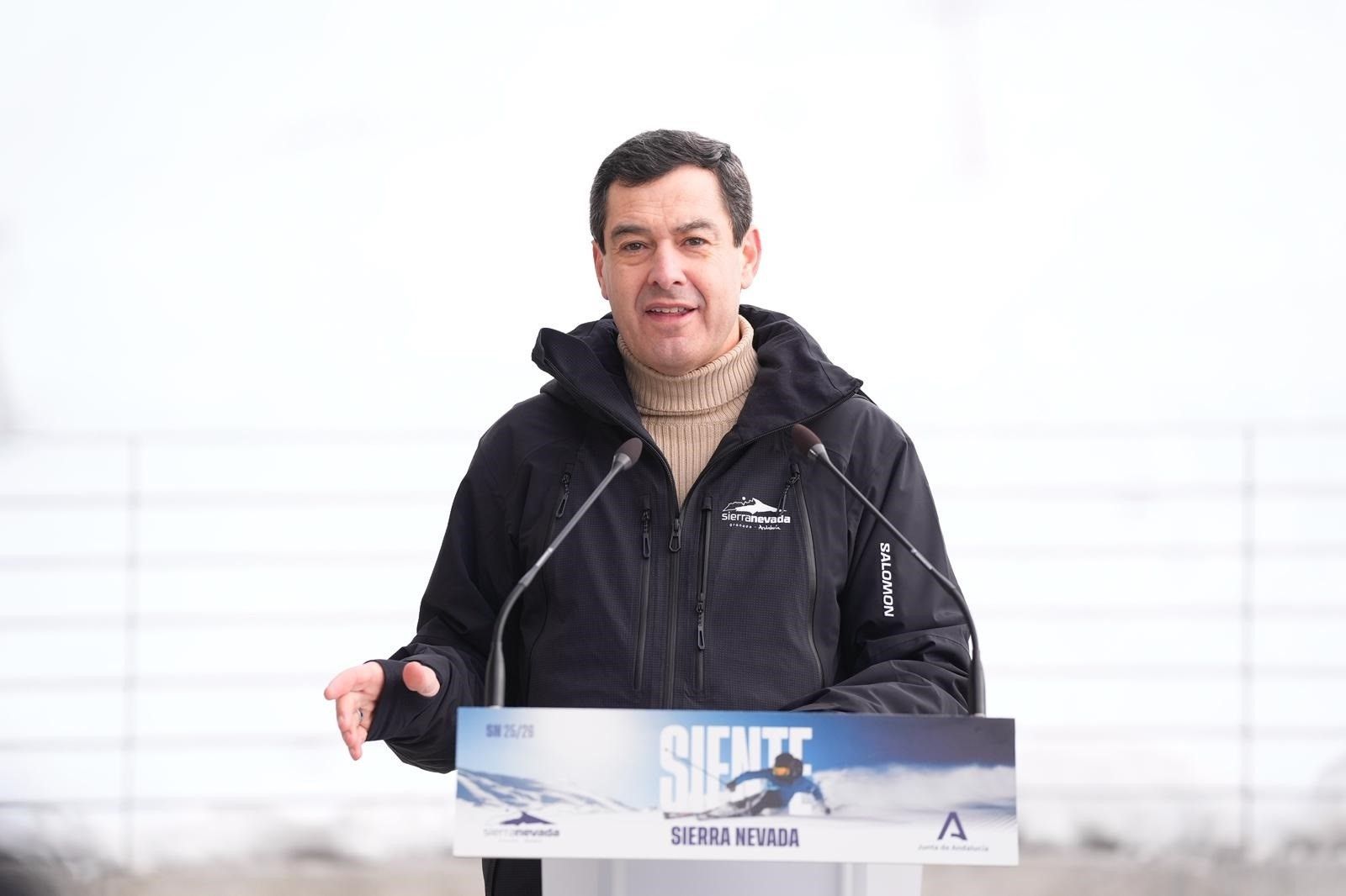 Juanma Moreno este viernes en Sierra Nevada.