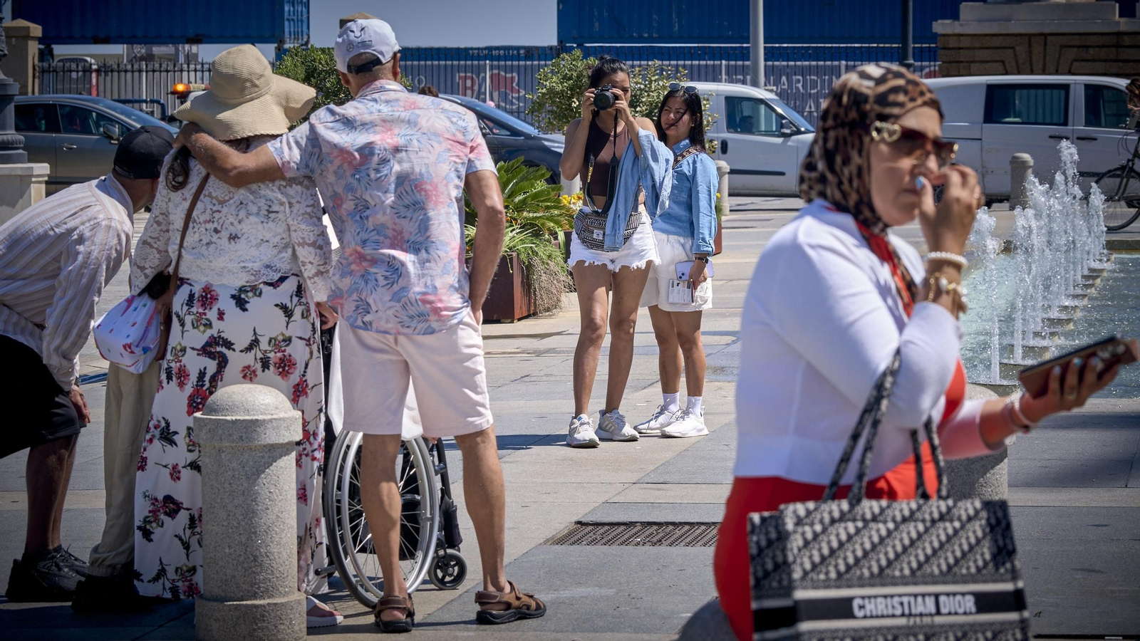 Turistas en la plaza de San Juan de Dios.