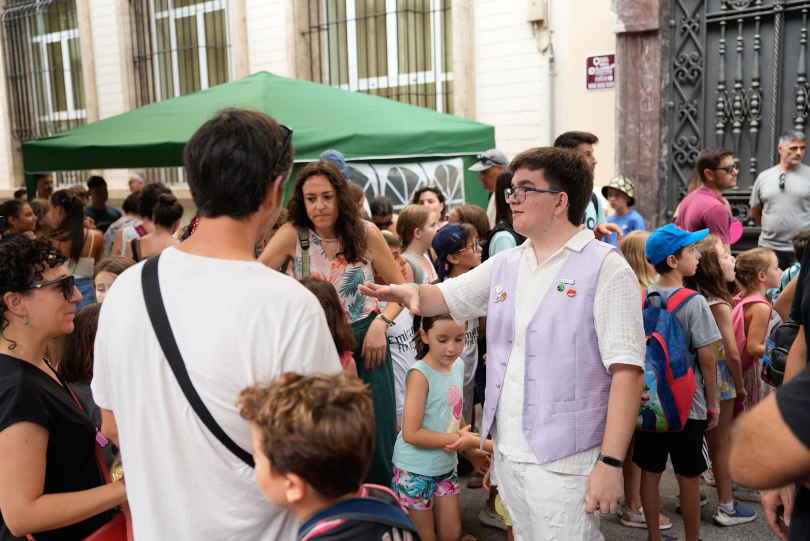 Las mejores imágenes del espectáculo de magia en la calle de la Feria de Almería