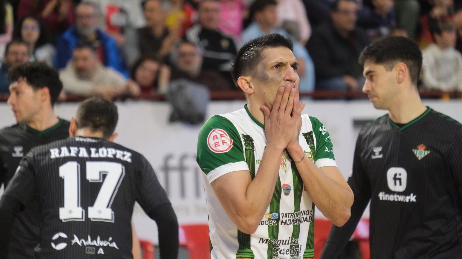 Arnaldo Báez lamenta una ocasión fallada. Arnaldo Báez lamenta una ocasión fallada.