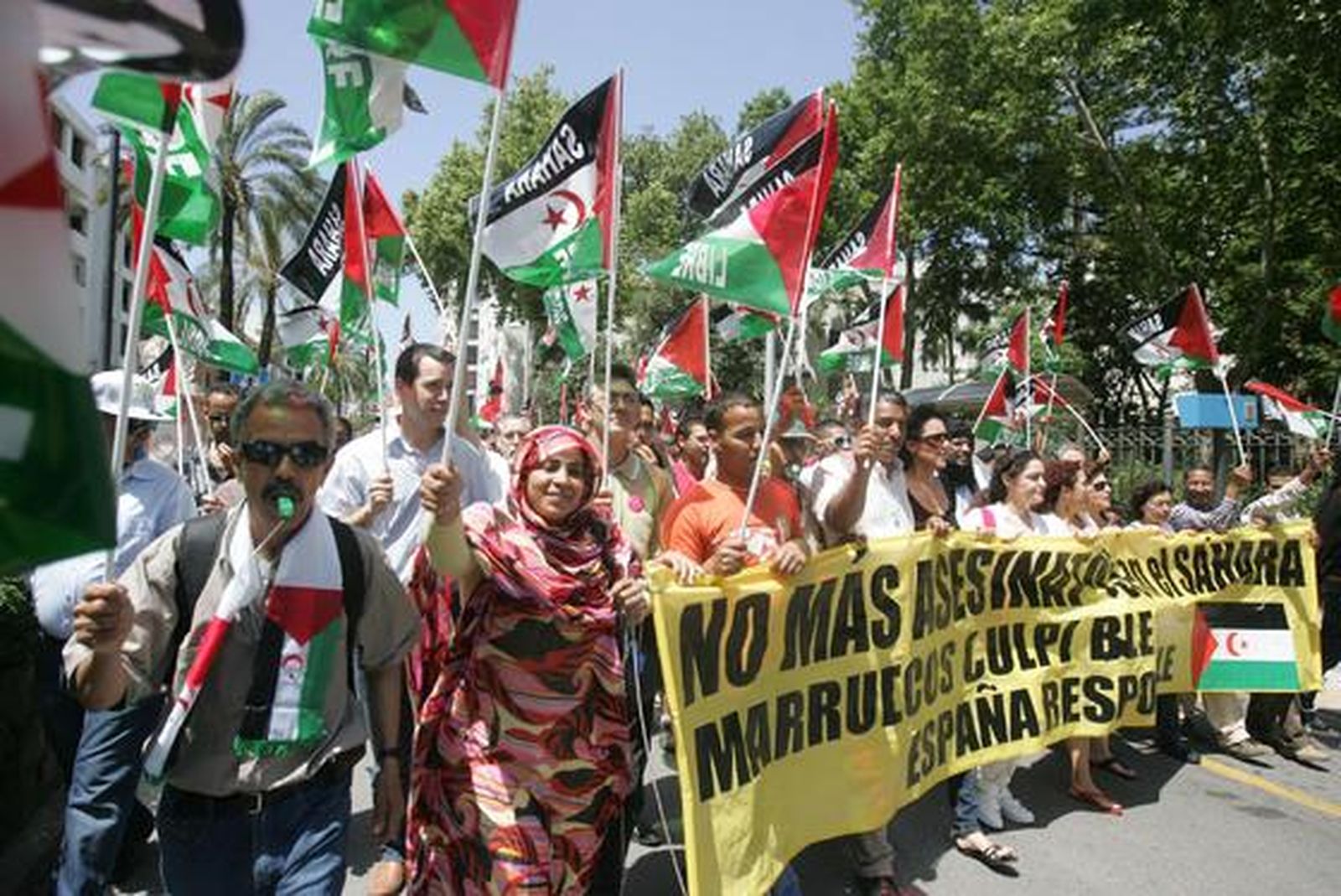 Unas 200 personas reclaman el Sahara libre antes el Consulado de Marruecos donde les responden unos 30 marroquíes gritando y besando la bandera de su país./Fotos:J.M.Quiñones

Foto: J.M.Q.