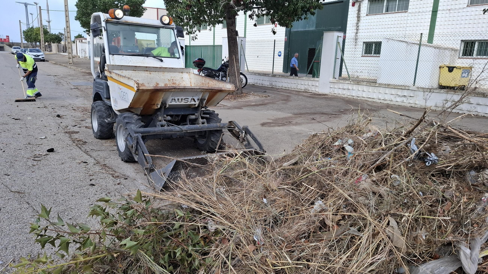 Trabajadores de GEn en plena limpieza del Polígono Río San Pedro