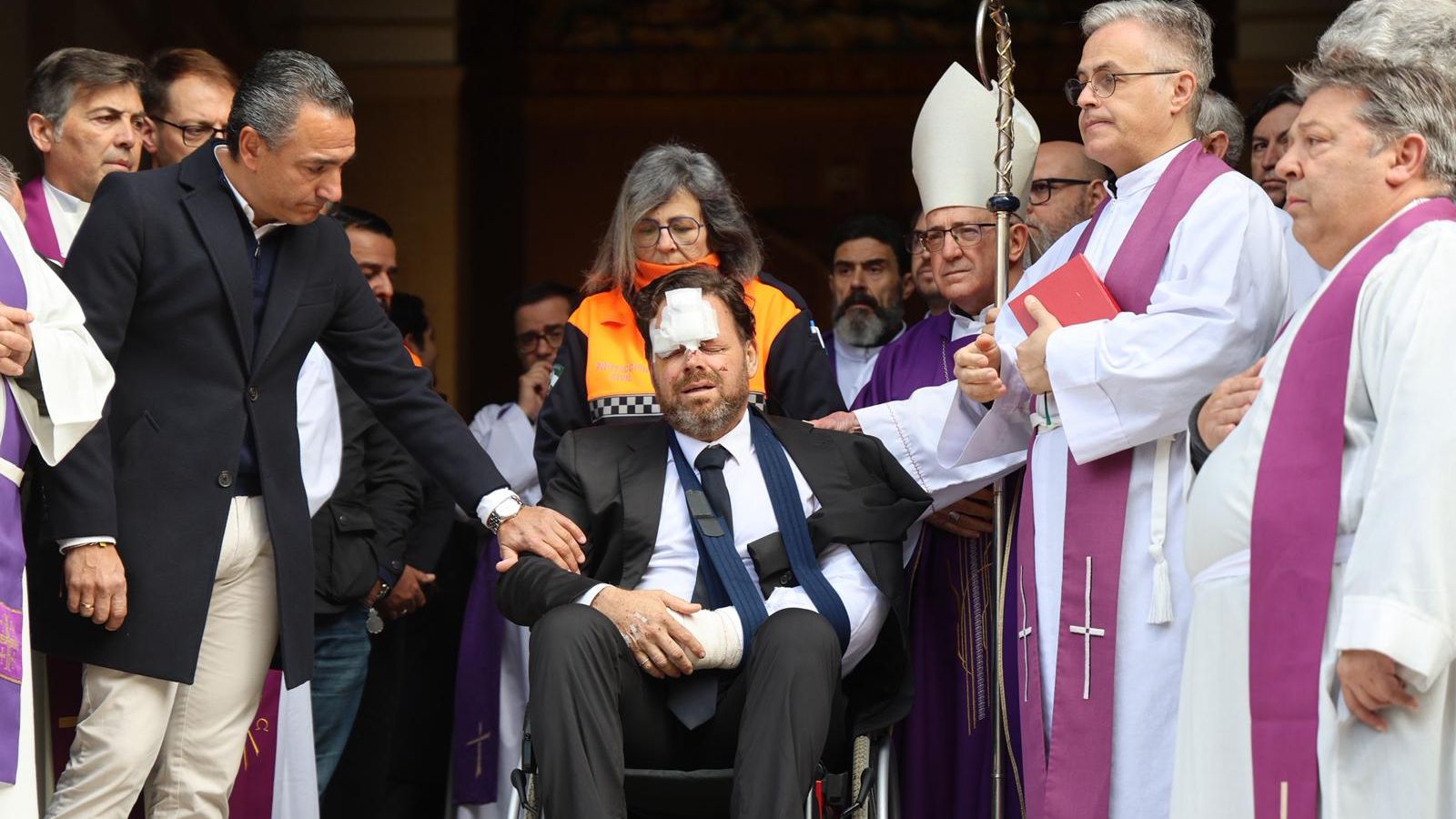 Luis Carlos, el hijo de Natividad que sobrevivió al accidente de Adamuz, este sábado en el último adiós a su madre.