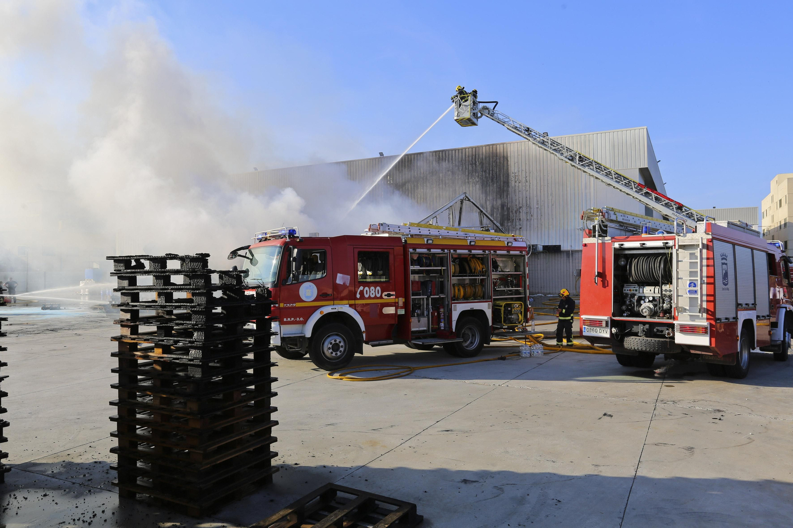 Las fotos del incendio en una nave de aceites del polígono Guadalhorce