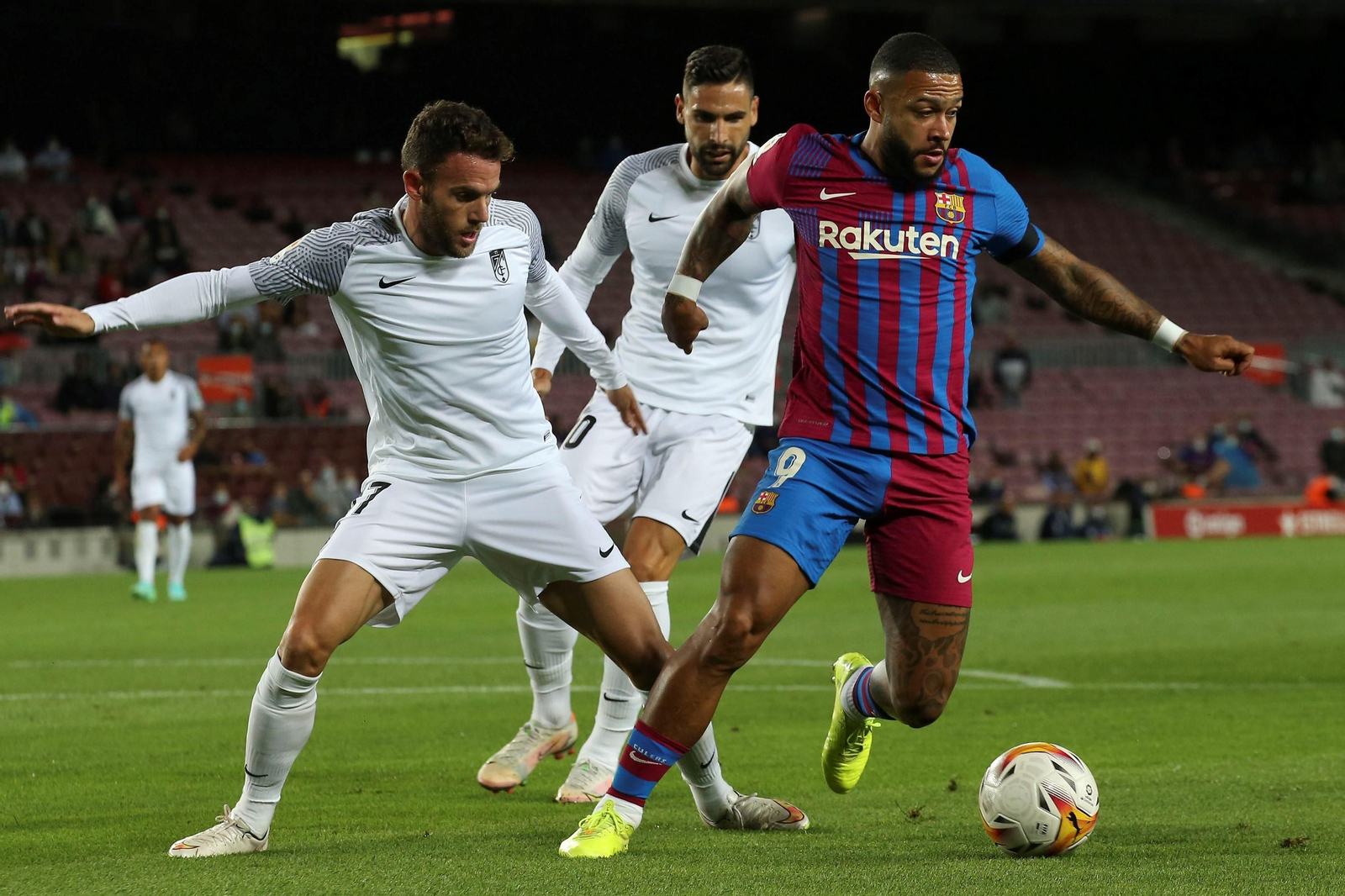 Quini trata de frenar a Depay en el duelo ante el Barcelona.