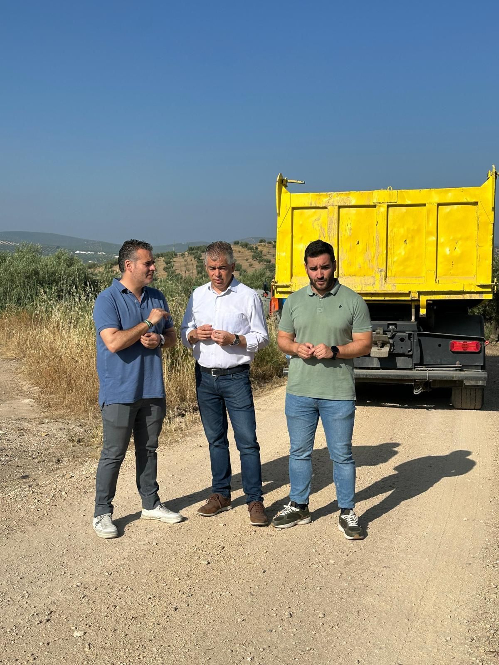 Visita del alcalde de Martos, Emilio Torres, junto a los concejales Juan Pérez y Juan Carlos Canalejo a los trabajos en La Cueva