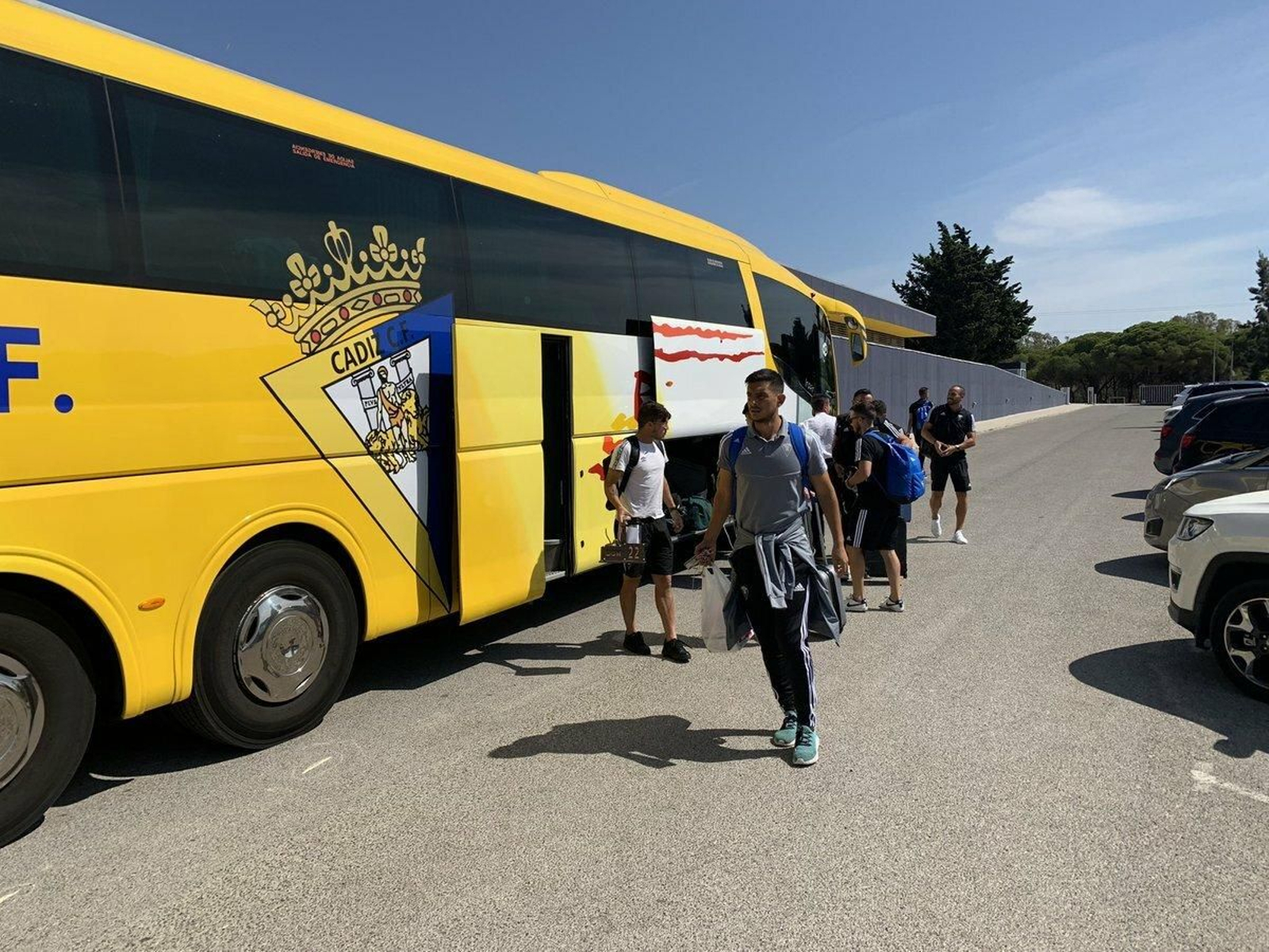 La expedición cadista se baja del autobús a su regreso de Santander