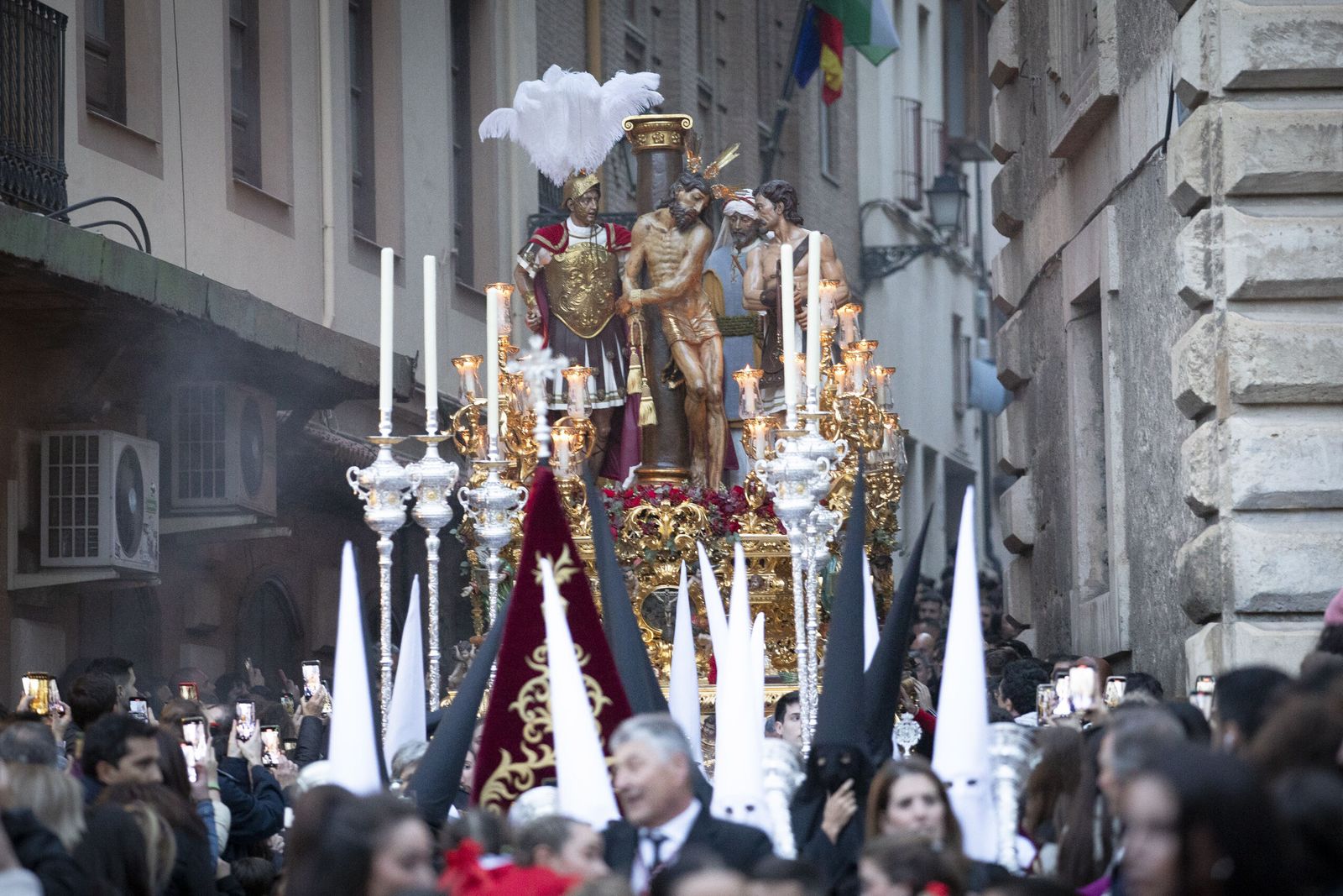 La Aurora alumbra el Jueves Santo de Granada