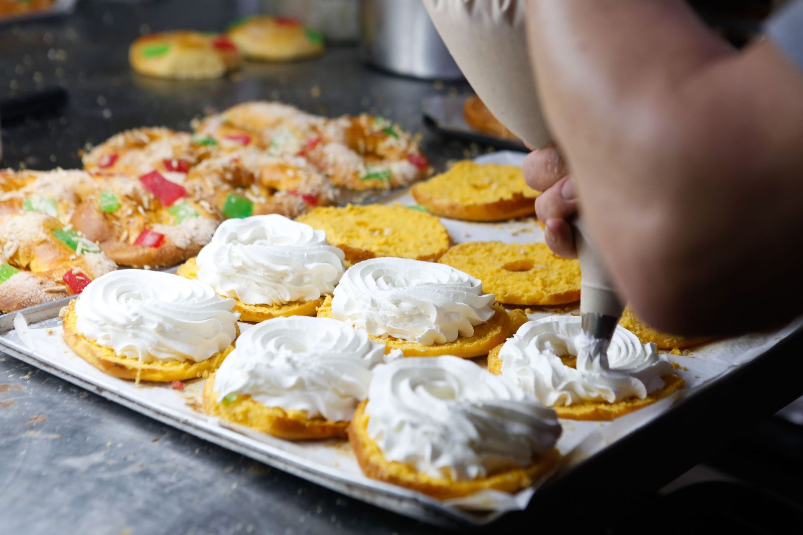 Elaboración del roscón de Reyes en la pastelería La Tarifeña