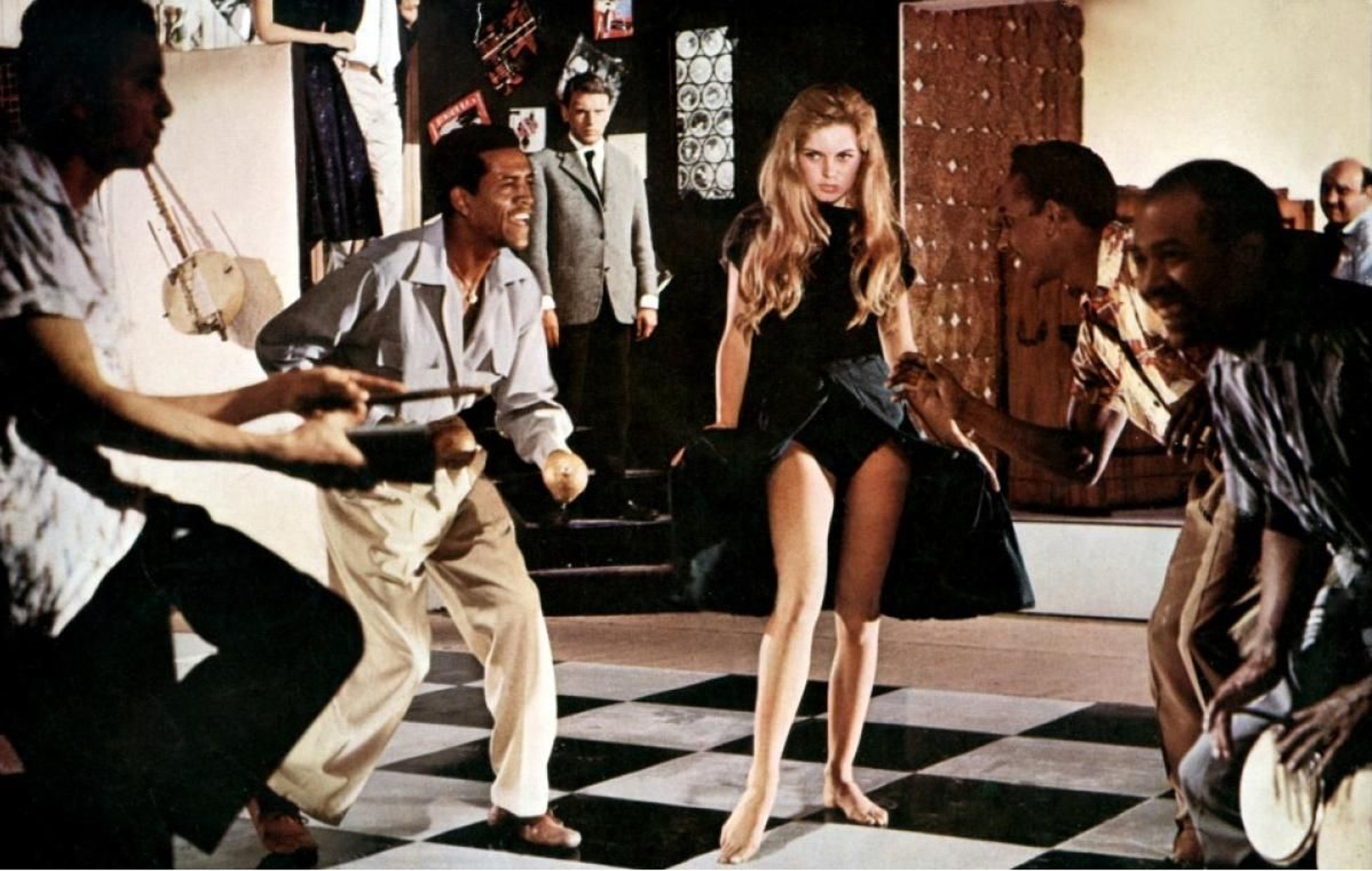 Existió otro Balmain antes de la llegada de Olivier Routeing. En 1956, la firma estaba bajo el mandato creativo de su creador, Pierre Balmain, y fue en ese año cuando se encargó de diseñar el armario de Brigitte Bardot en "Y Dios creó a la mujer". En la cinta de Roger Vadim, los diseños de la firma francesa para la actriz eran piezas sencillas, en su mayoría ceñidas al cuerpo,  y con mucho movimiento. Algo muy diferente a lo que acostumbramos a ver en las pasarelas hoy en día.