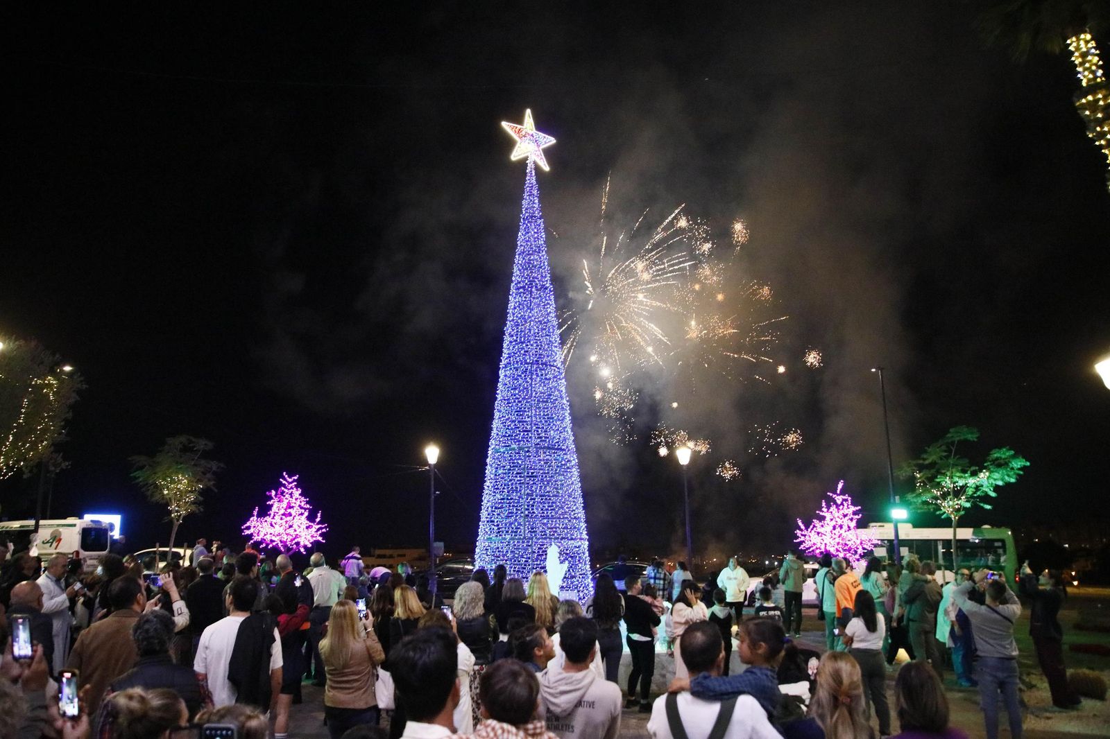 Las imágenes del encendido de la iluminación navideña en el Hospital Torrecárdenas de Almería