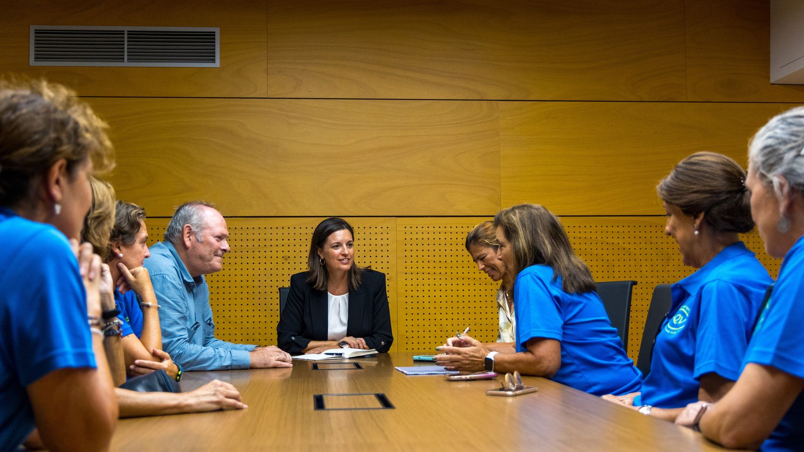 La alcaldesa recibe a las representantes de + Que veteranas.