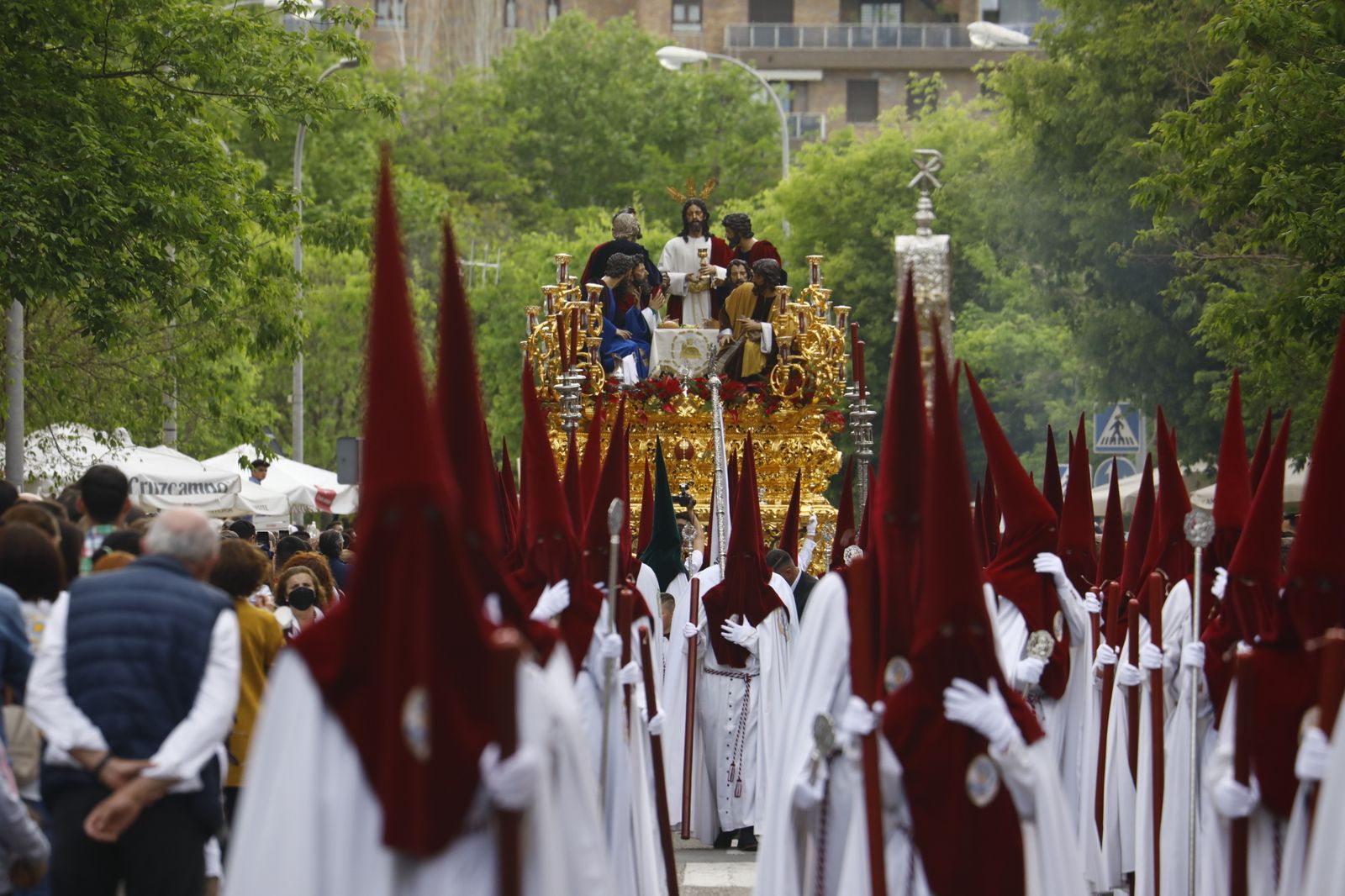 Jueves Santo en Córdoba: La procesión de la Sagrada Cena, en imágenes