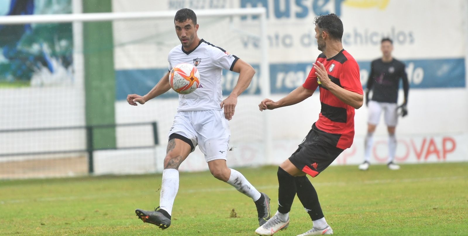 Aythami golpea al balón ante la presencia de un jugador del Gerena.