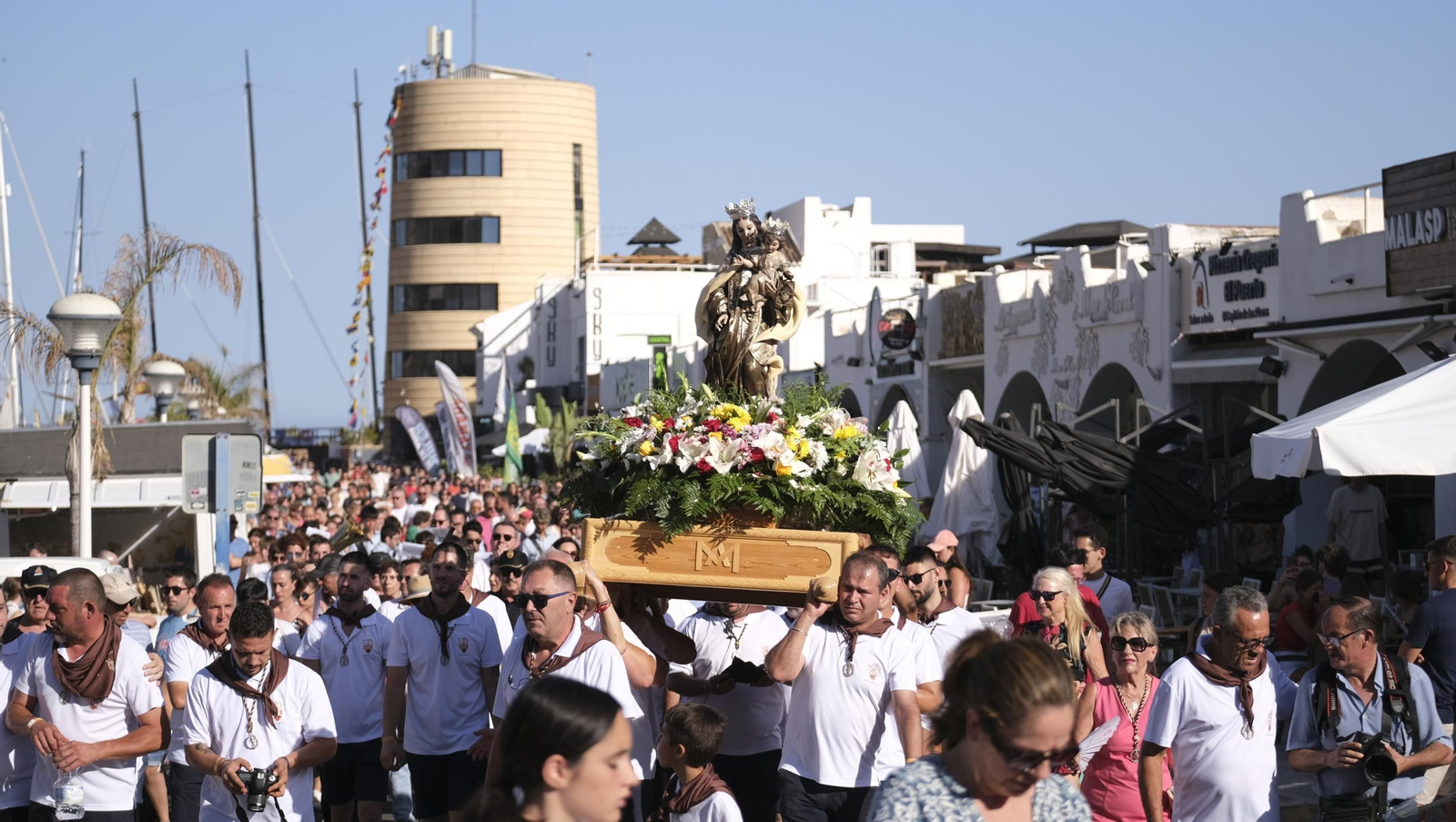 La procesión marítima de la Virgen del Carmen en Aguadulce, en imágenes