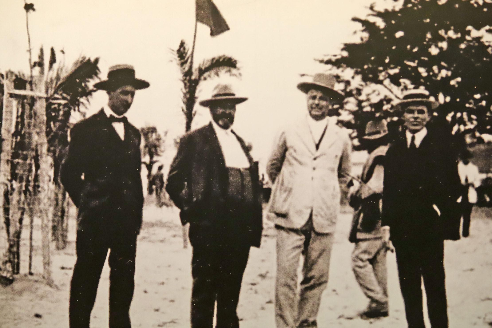 Manuel Siurot, con chaqueta blanca, en El Real del Rocío con unos amigos.