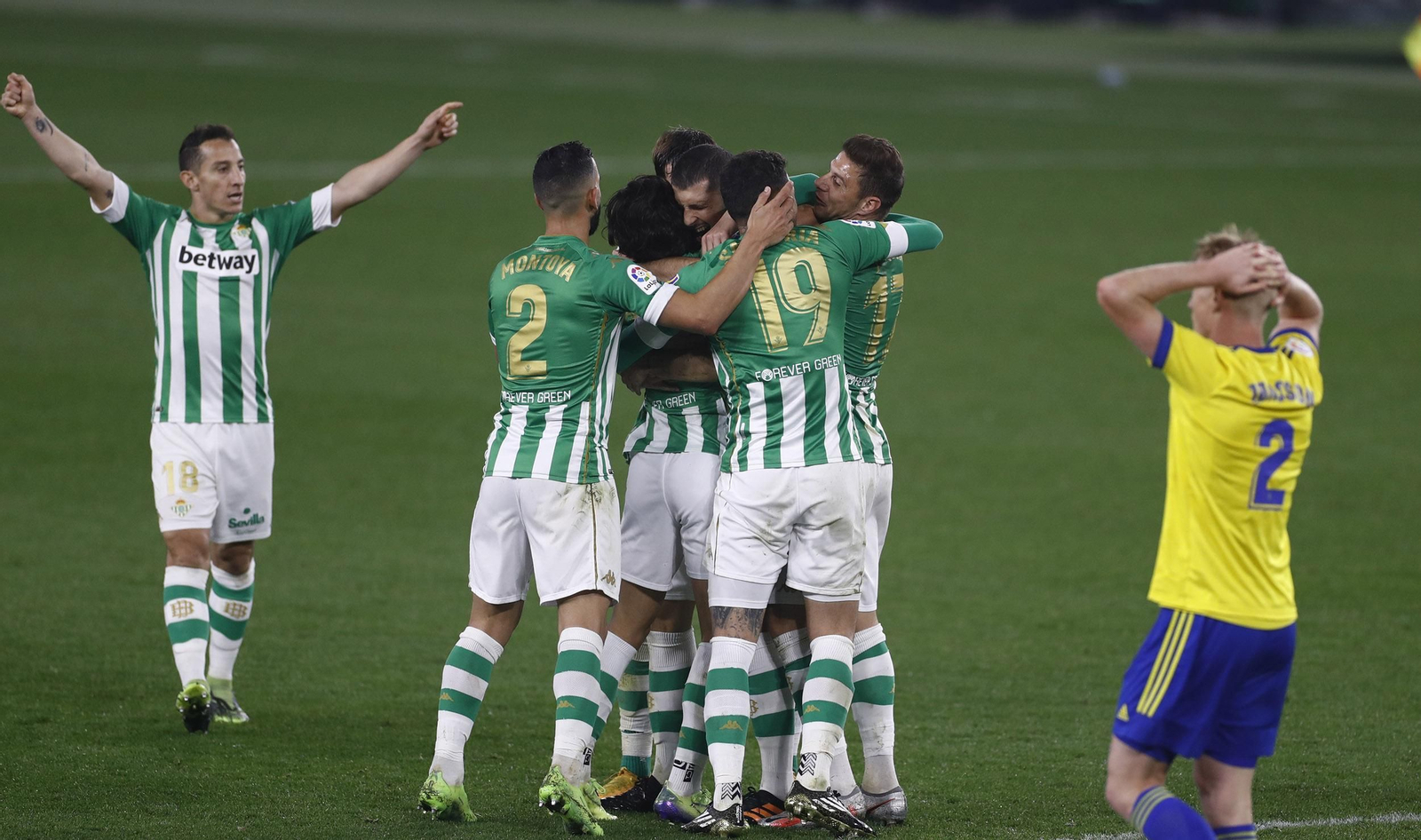 Los jugadores del Betis celebran el gol de Guido Rodríguez.