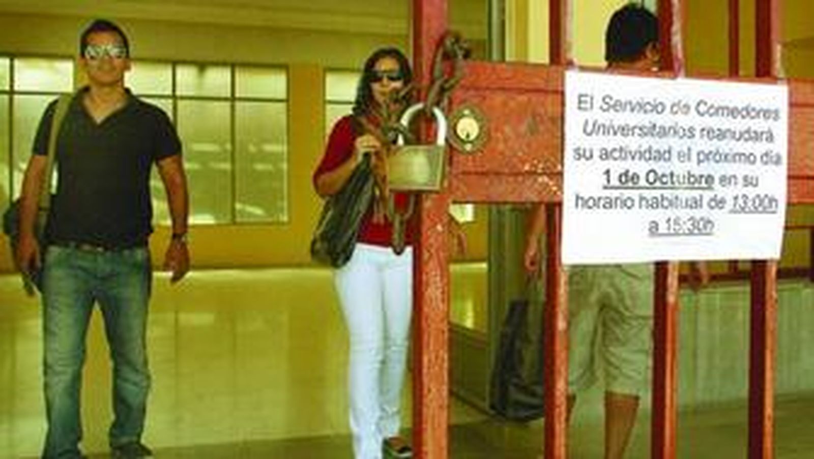 Un cartel en la puerta del comedor de Fuentenueva anuncia su apertura prevista para hoy.