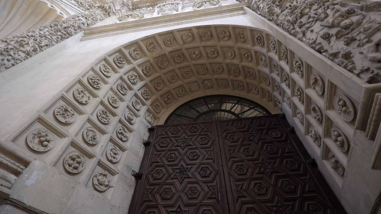 Plano general del arco con su fascinante bodegón pétreo.