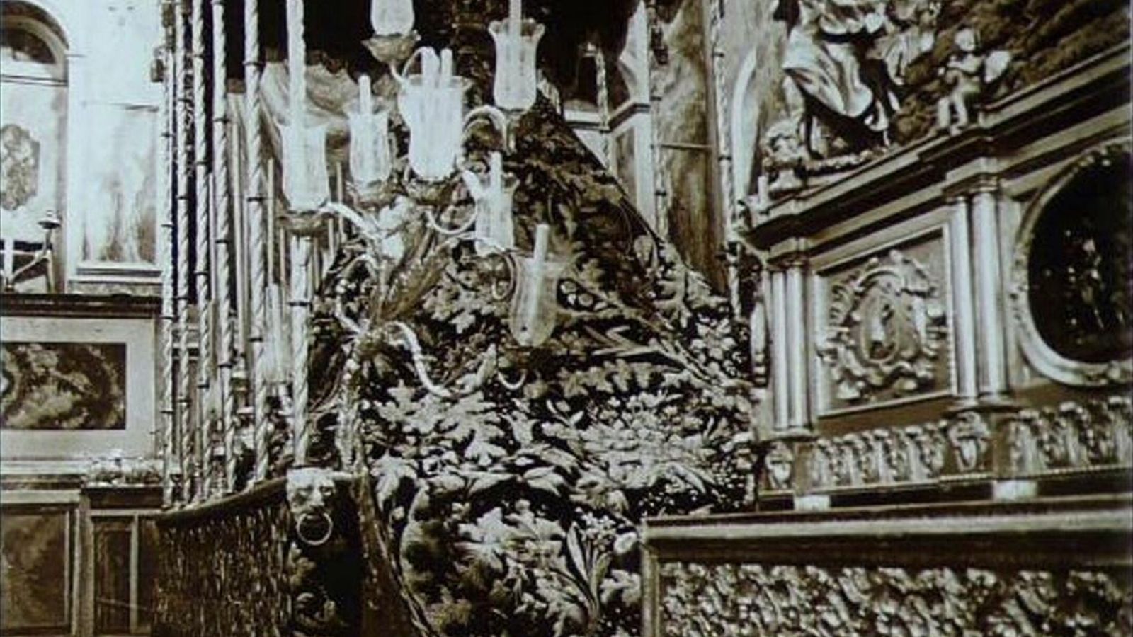 Una visión del manto en la capilla de la antigua calle Valflora.