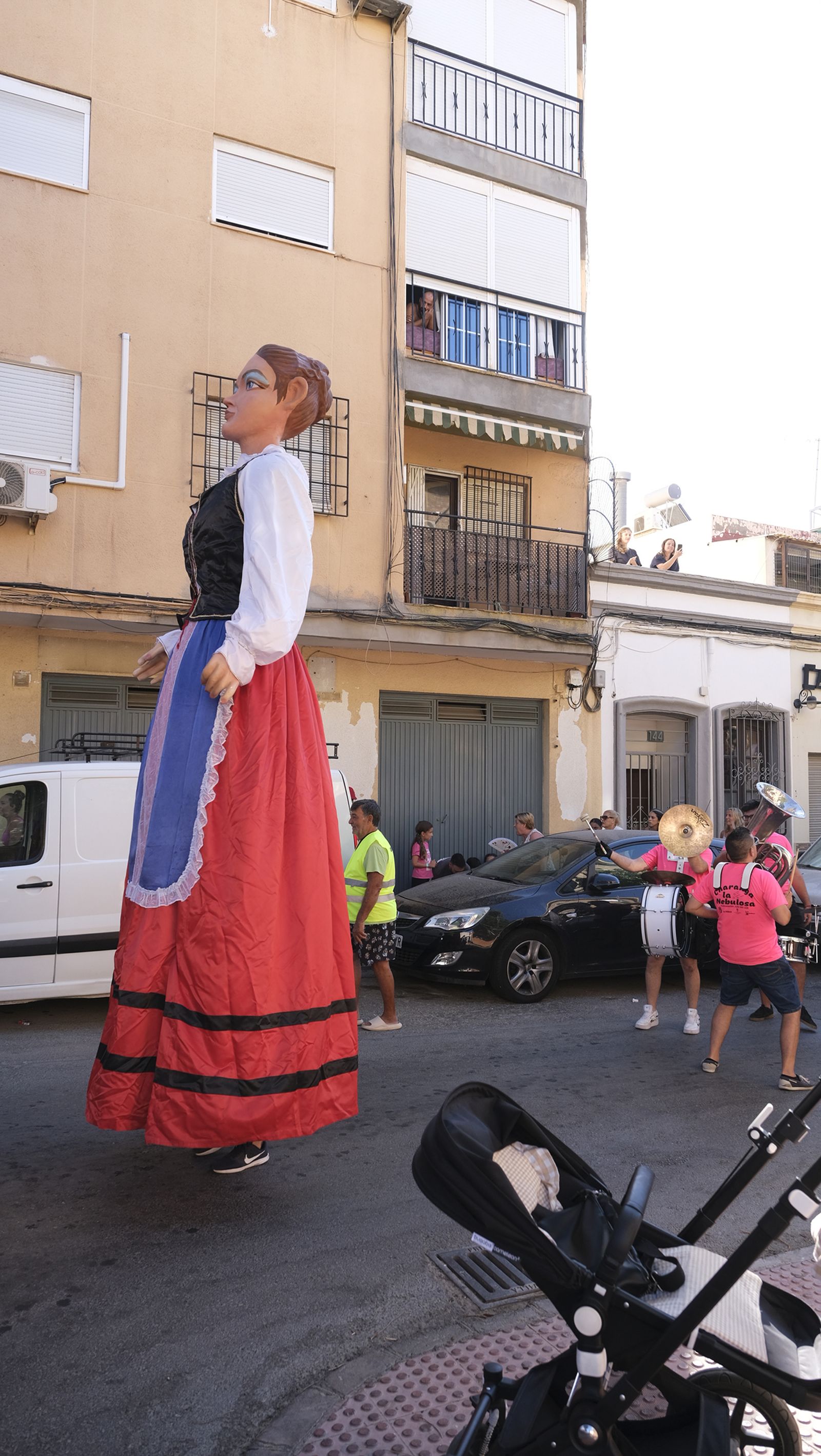 Gigantes y cabezudos en la Feria de Almería 2024, en imágenes