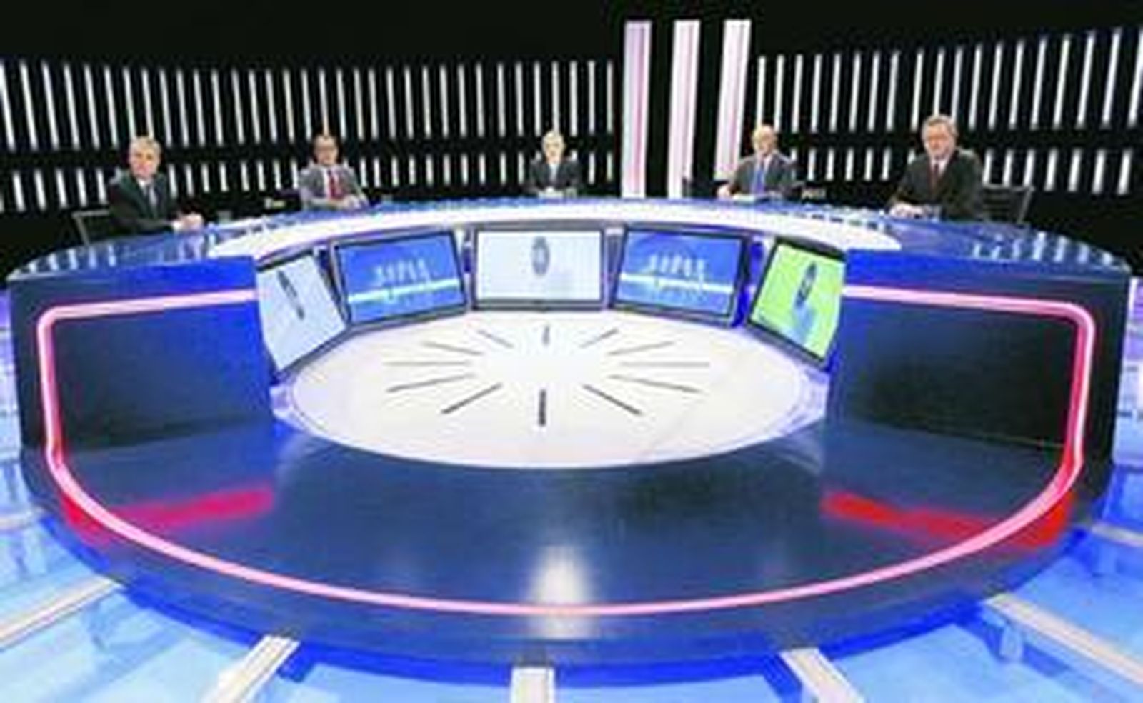 Ramón Jáuregui (PSOE), Pere Macias (CiU), Gaspar Llamazares (IU), Josu Erkoreka (PNV) y Alberto Ruiz-Gallardón (PP), listos anoche para iniciar el debate.