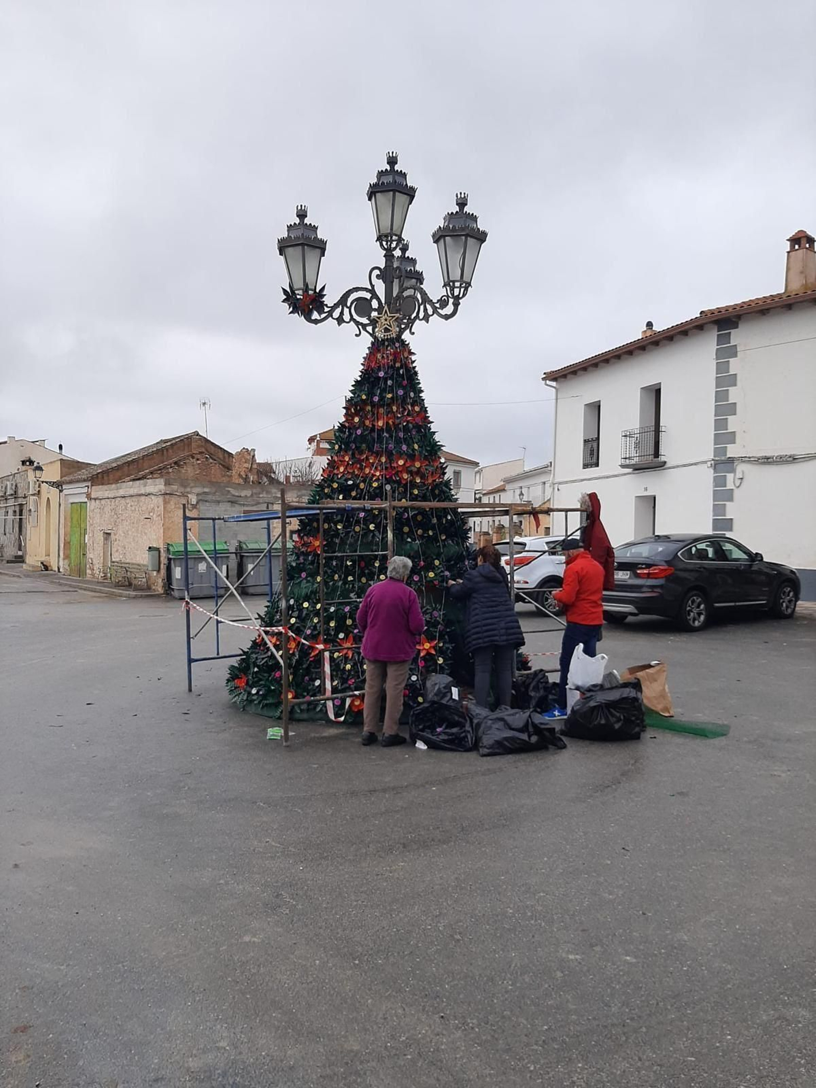 Árbol de Navidad colocado por los vecinos de Gobernador