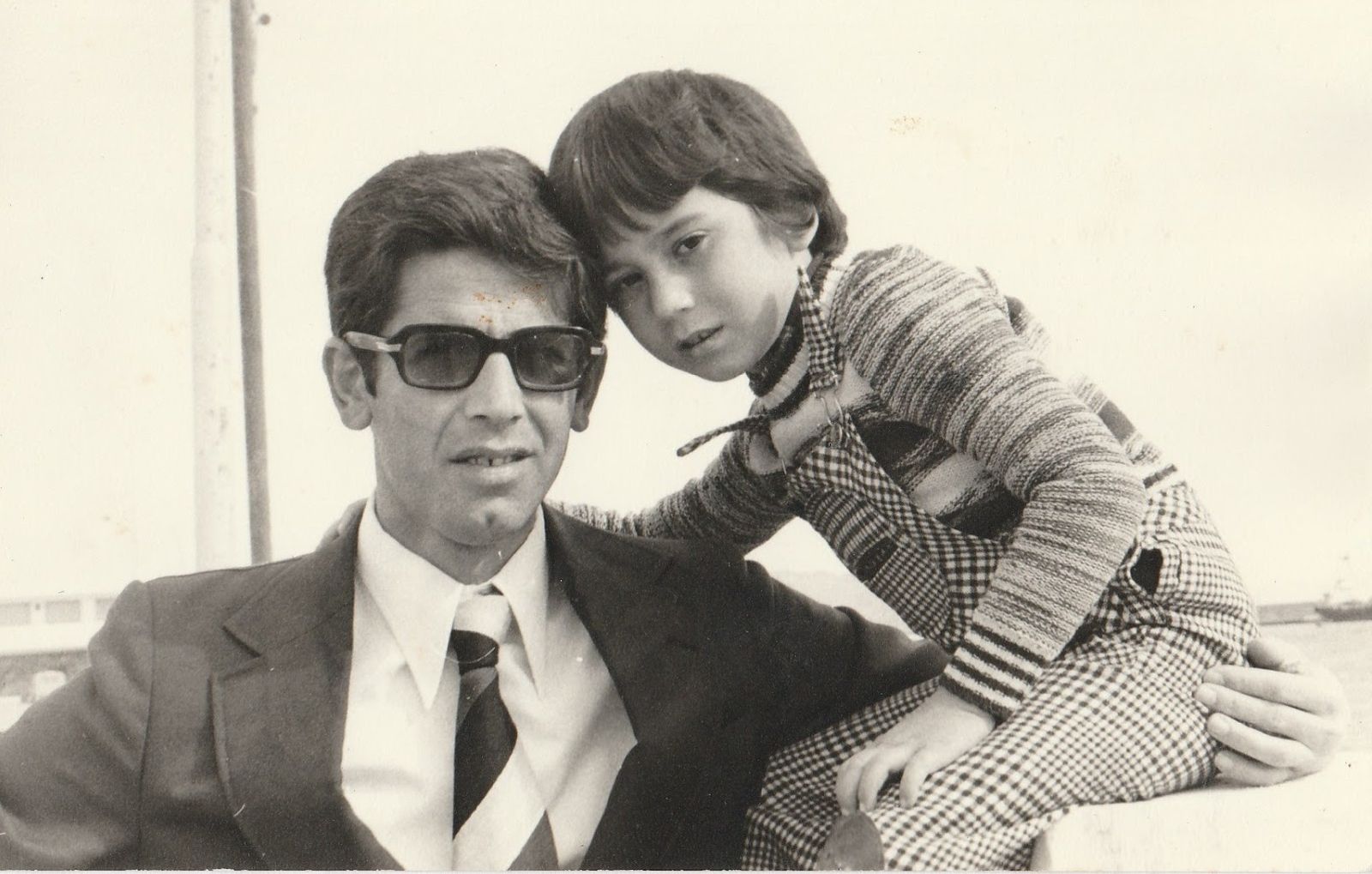 Adolfo Pérez con su hijo en una foto del año 1976.