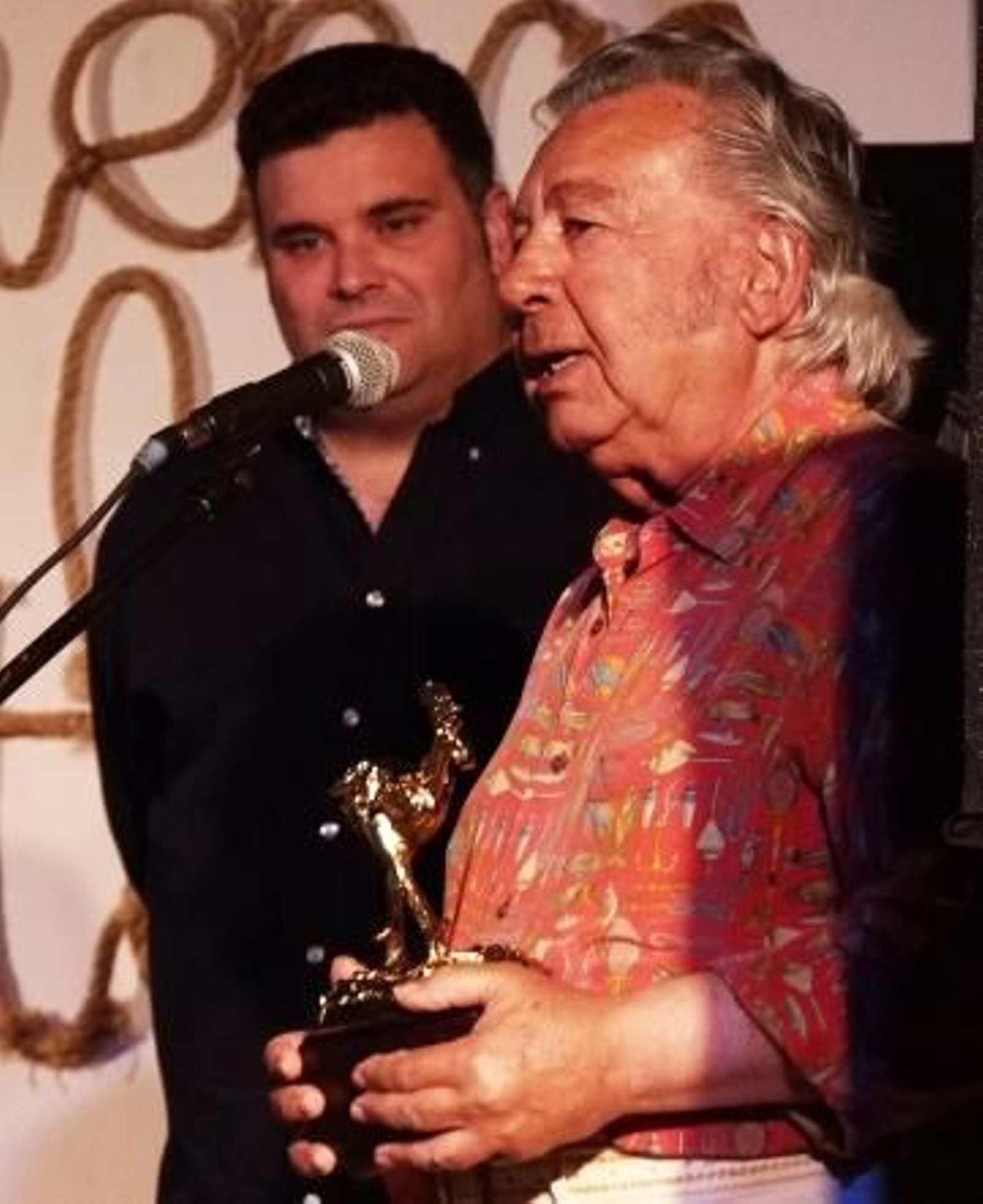 Morón reconoce la trayectoria de Manuel Morao con el 'Gallo de Oro'