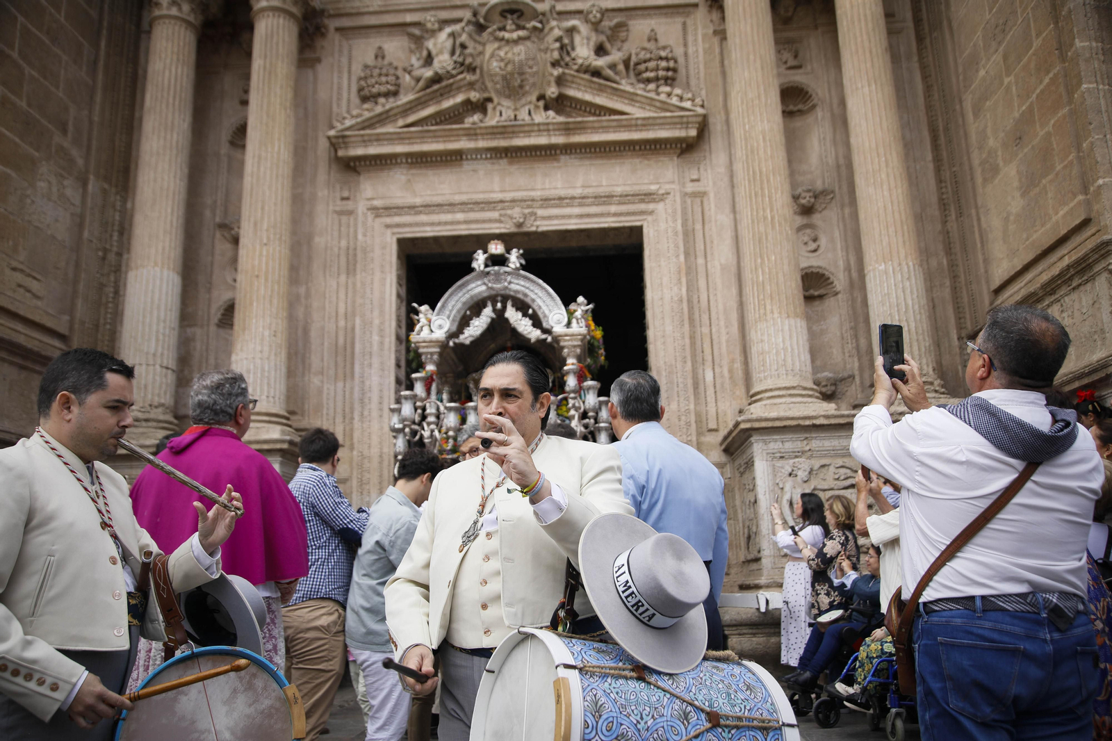 Imágenes de la salida  del Rocío desde la Catedral de Almería